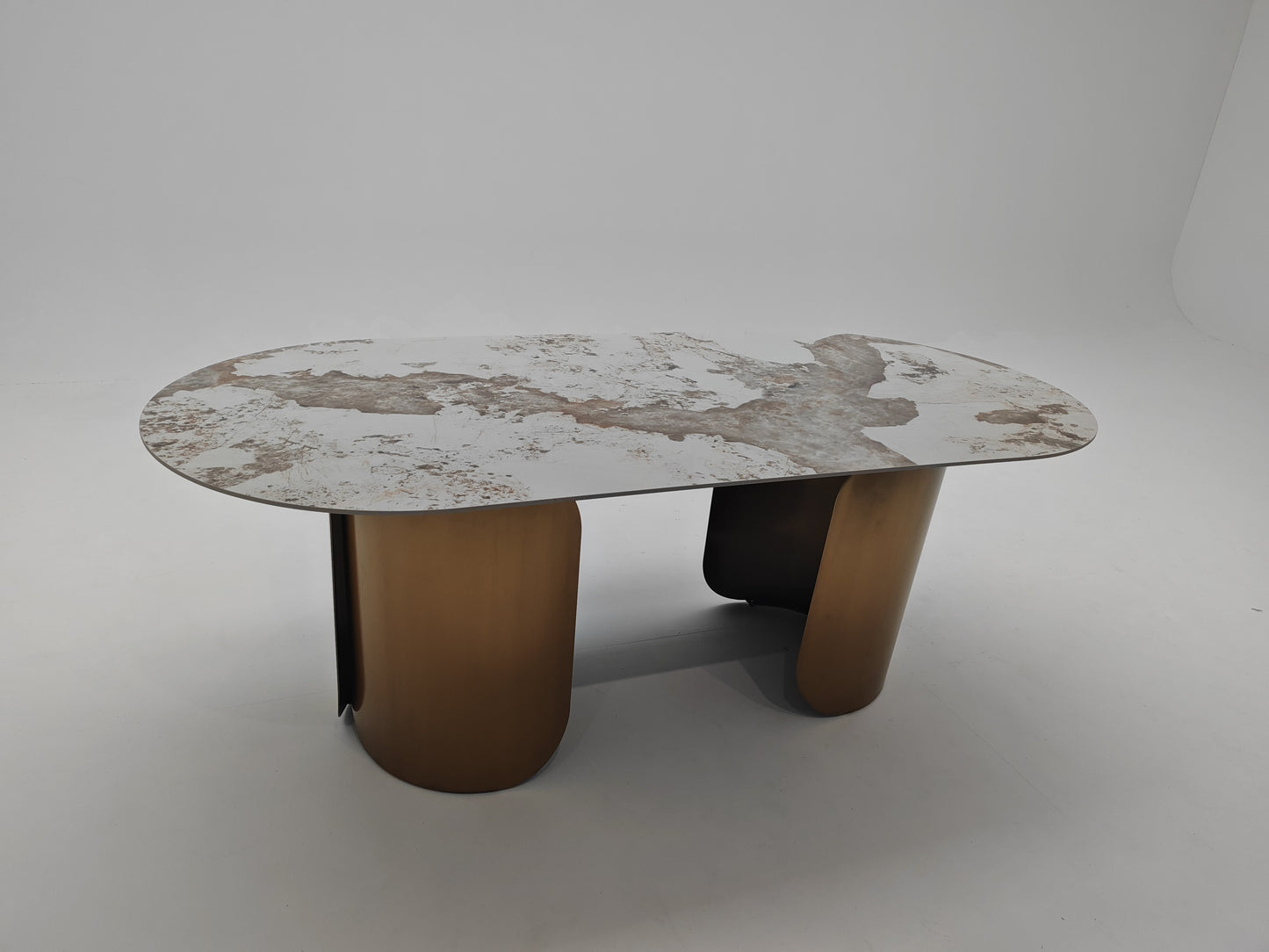 Table à manger ovale en céramique et métal traité, un mélange parfait de luxe et de modernité pour une salle à manger élégante et fonctionnelle.