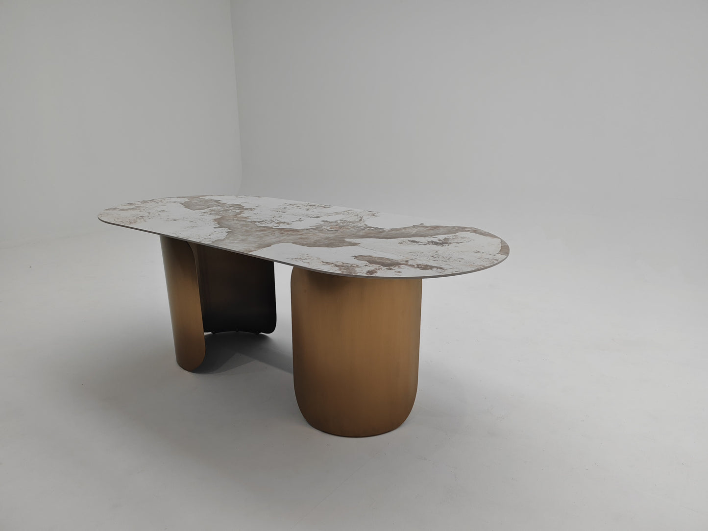 Table à manger ovale en céramique et métal traité, un mélange parfait de luxe et de modernité pour une salle à manger élégante et fonctionnelle.