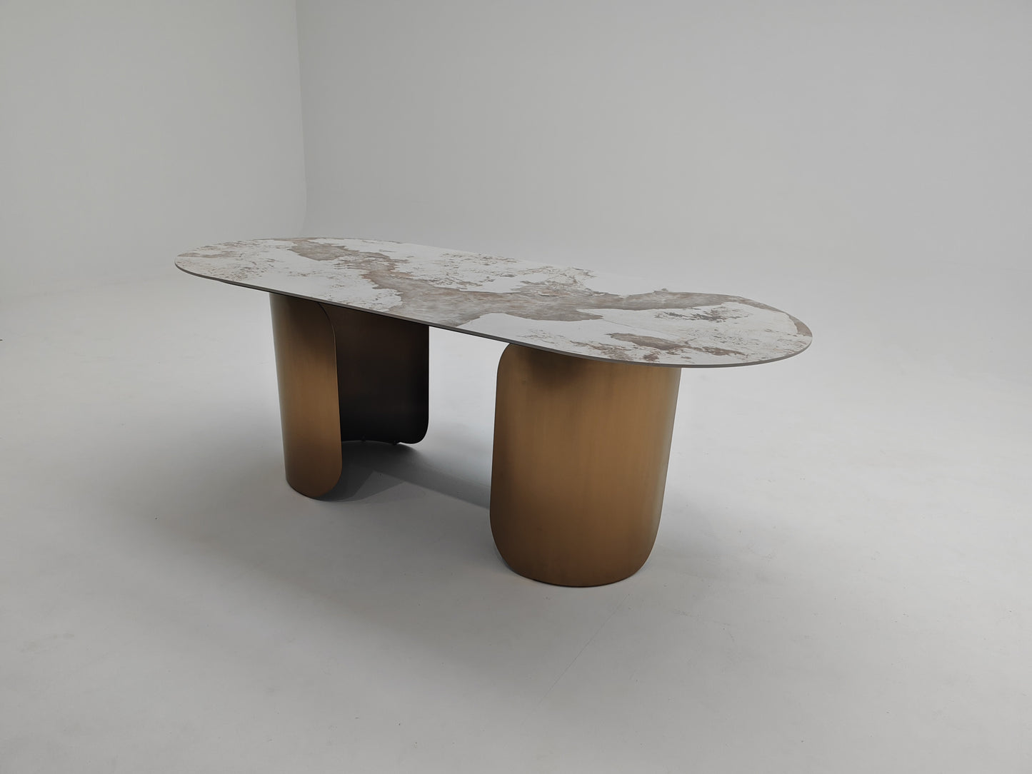 Table à manger ovale en céramique et métal traité, un mélange parfait de luxe et de modernité pour une salle à manger élégante et fonctionnelle.