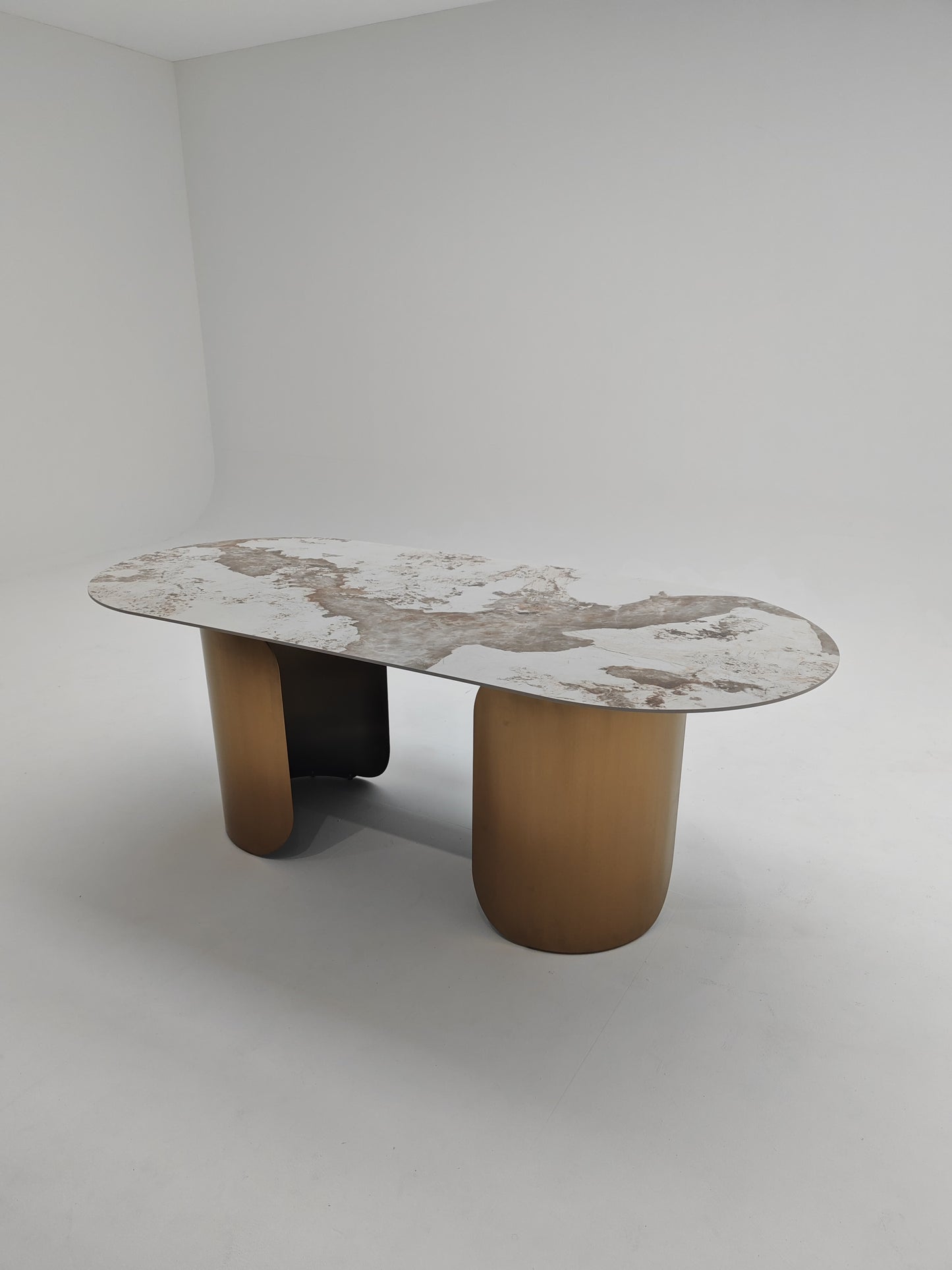 Table à manger ovale en céramique et métal traité, un mélange parfait de luxe et de modernité pour une salle à manger élégante et fonctionnelle.