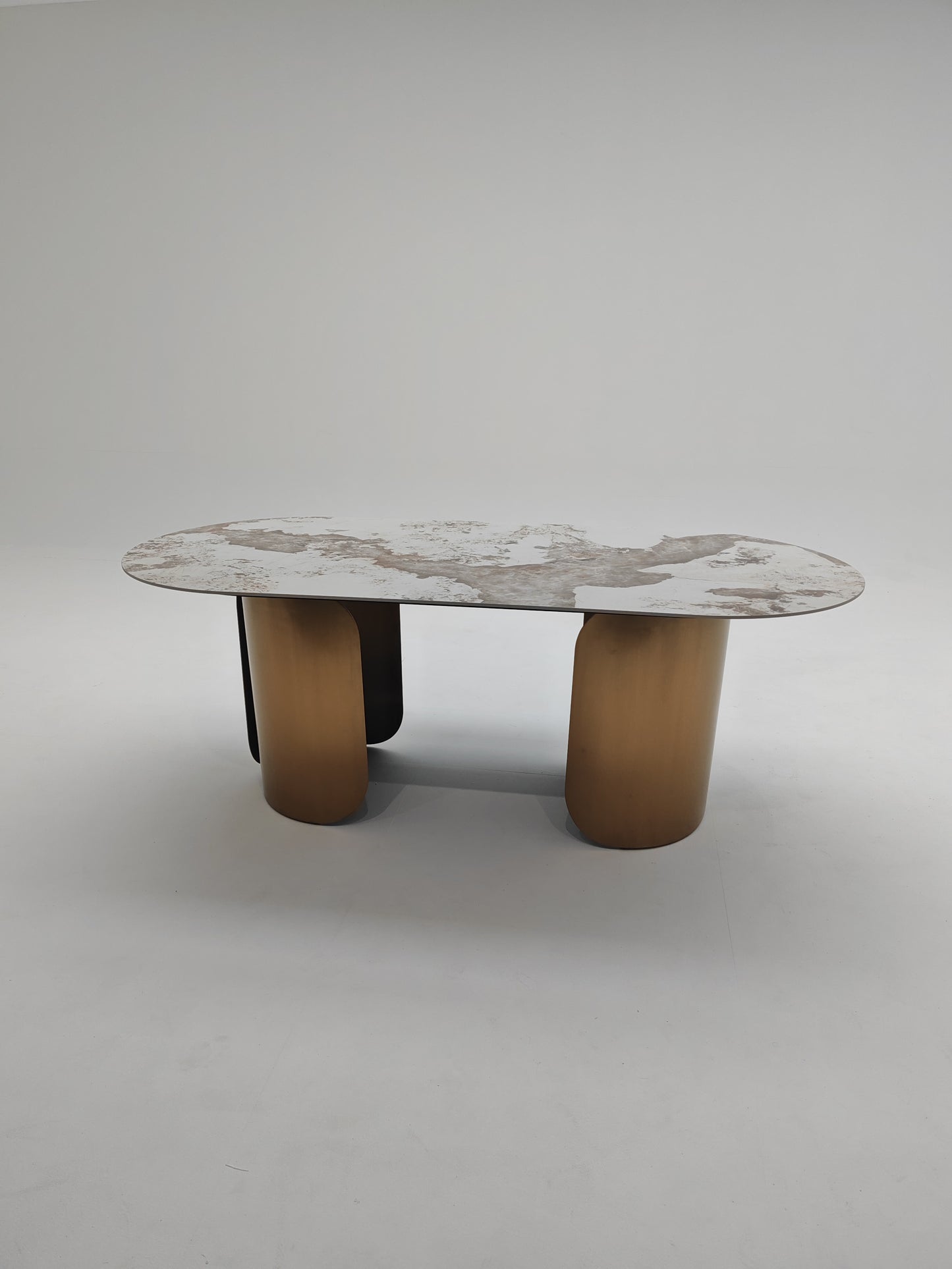 Table à manger ovale en céramique et métal traité, un mélange parfait de luxe et de modernité pour une salle à manger élégante et fonctionnelle.