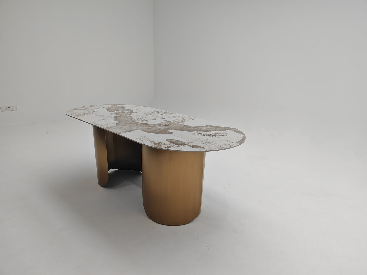 Table à manger ovale en céramique et métal traité, un mélange parfait de luxe et de modernité pour une salle à manger élégante et fonctionnelle.