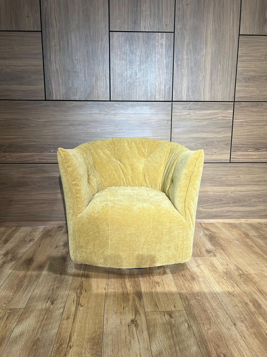 Bergère en tissu, alliant confort et design moderne. Un fauteuil doux et élégant, parfait pour apporter une touche de sérénité à votre espace.