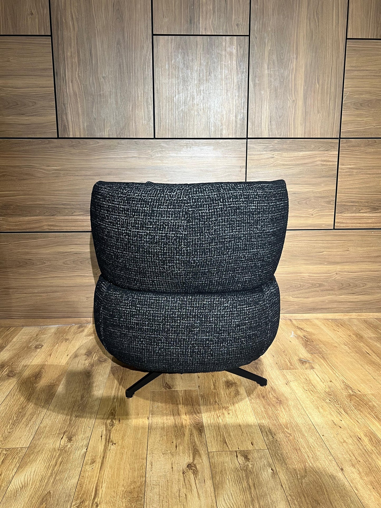 Bergère ronde pivotante en tissu, offrant confort et élégance avec un design doux et un mouvement fluide à 360° pour des moments de détente parfaits.