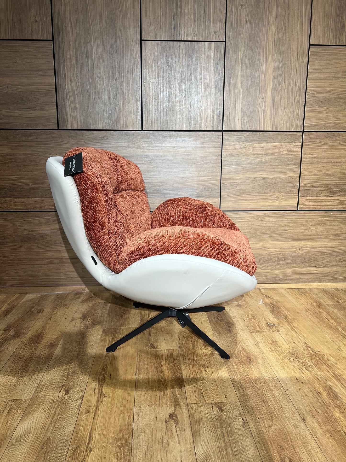 Bergère pivotante au socle métal traité, en tissu Design, confort, liberté de mouvement.