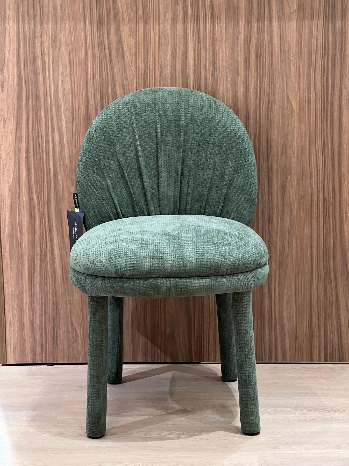 Cette chaise en tissu moderne offre un design épuré et un confort optimal. Son tissu doux et ses lignes minimalistes s’intègrent parfaitement dans tout intérieur contemporain.