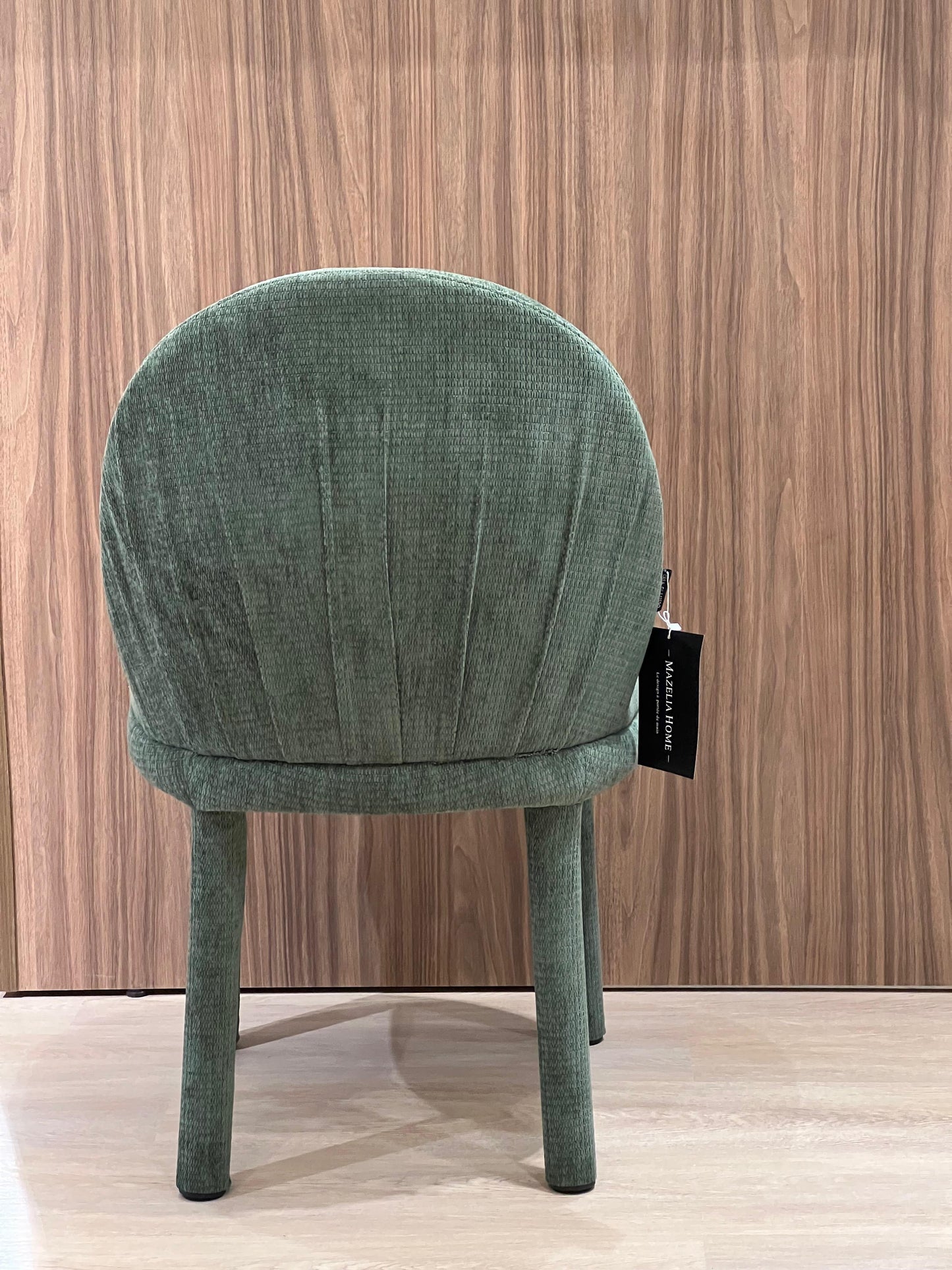 Cette chaise en tissu moderne offre un design épuré et un confort optimal. Son tissu doux et ses lignes minimalistes s’intègrent parfaitement dans tout intérieur contemporain.