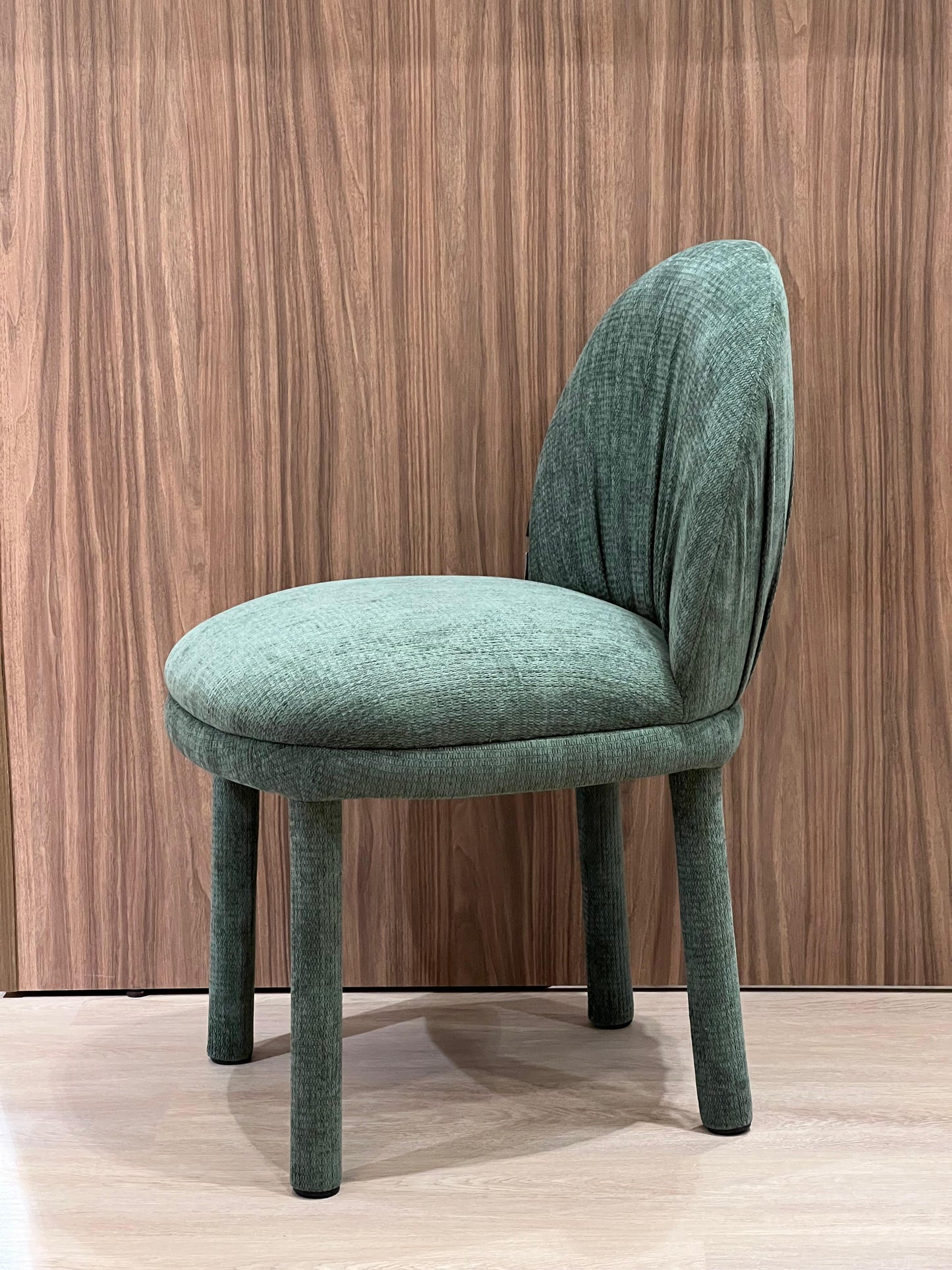 Cette chaise en tissu moderne offre un design épuré et un confort optimal. Son tissu doux et ses lignes minimalistes s’intègrent parfaitement dans tout intérieur contemporain.