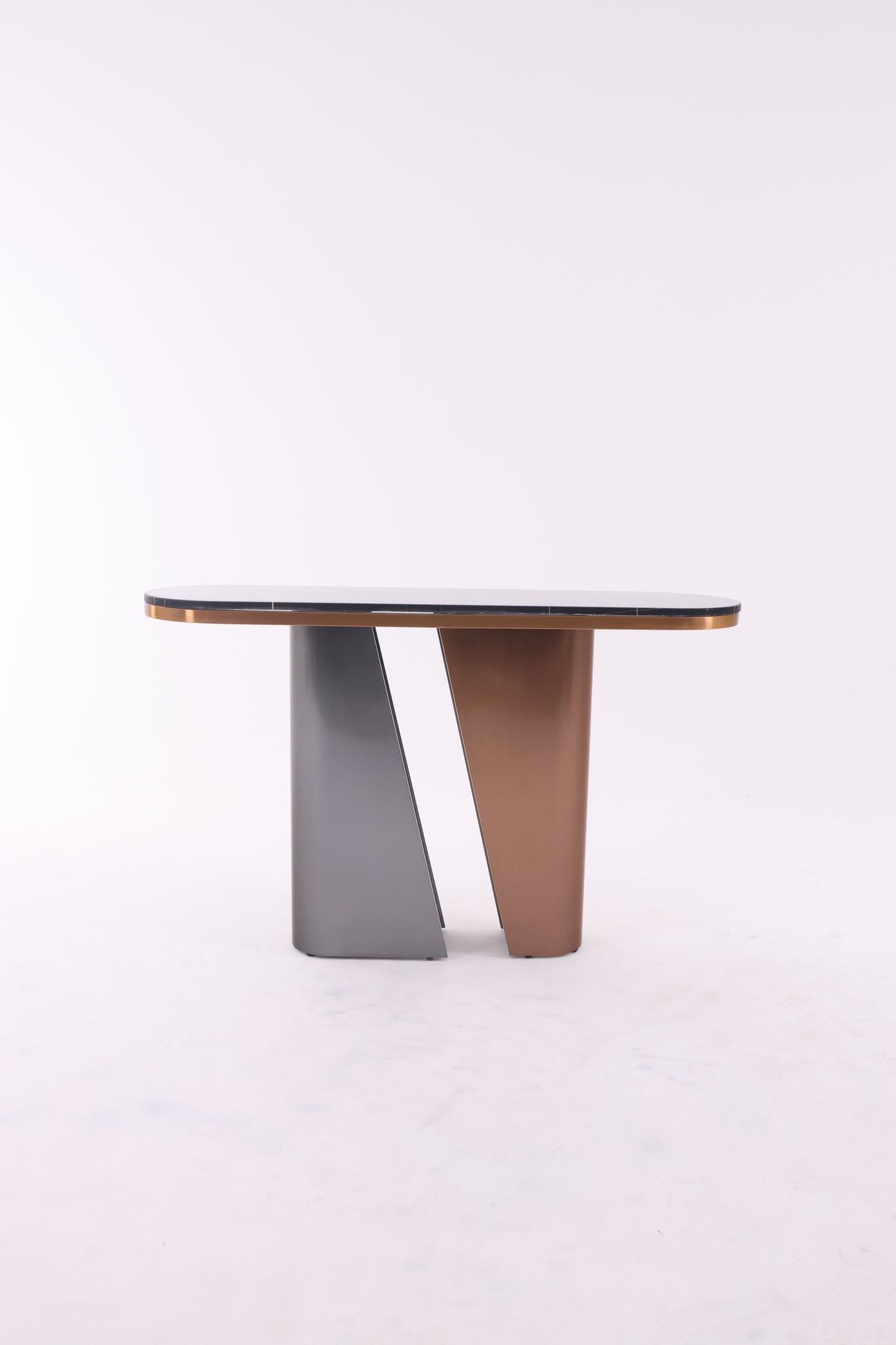 Console design en marbre avec socle en métal traité. Élégance moderne, lignes épurées, idéale pour un intérieur contemporain.