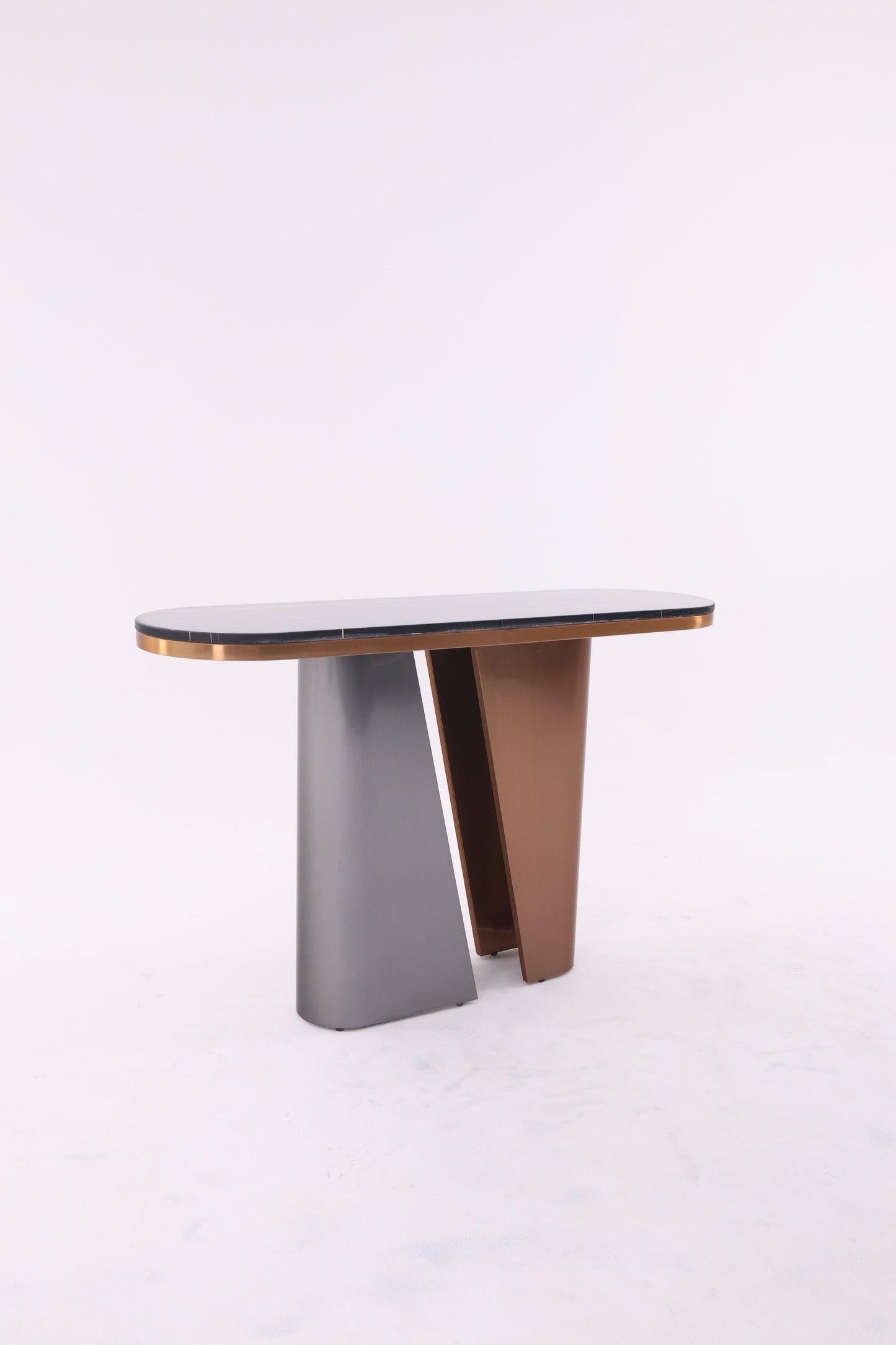 Console design en marbre avec socle en métal traité. Élégance moderne, lignes épurées, idéale pour un intérieur contemporain.