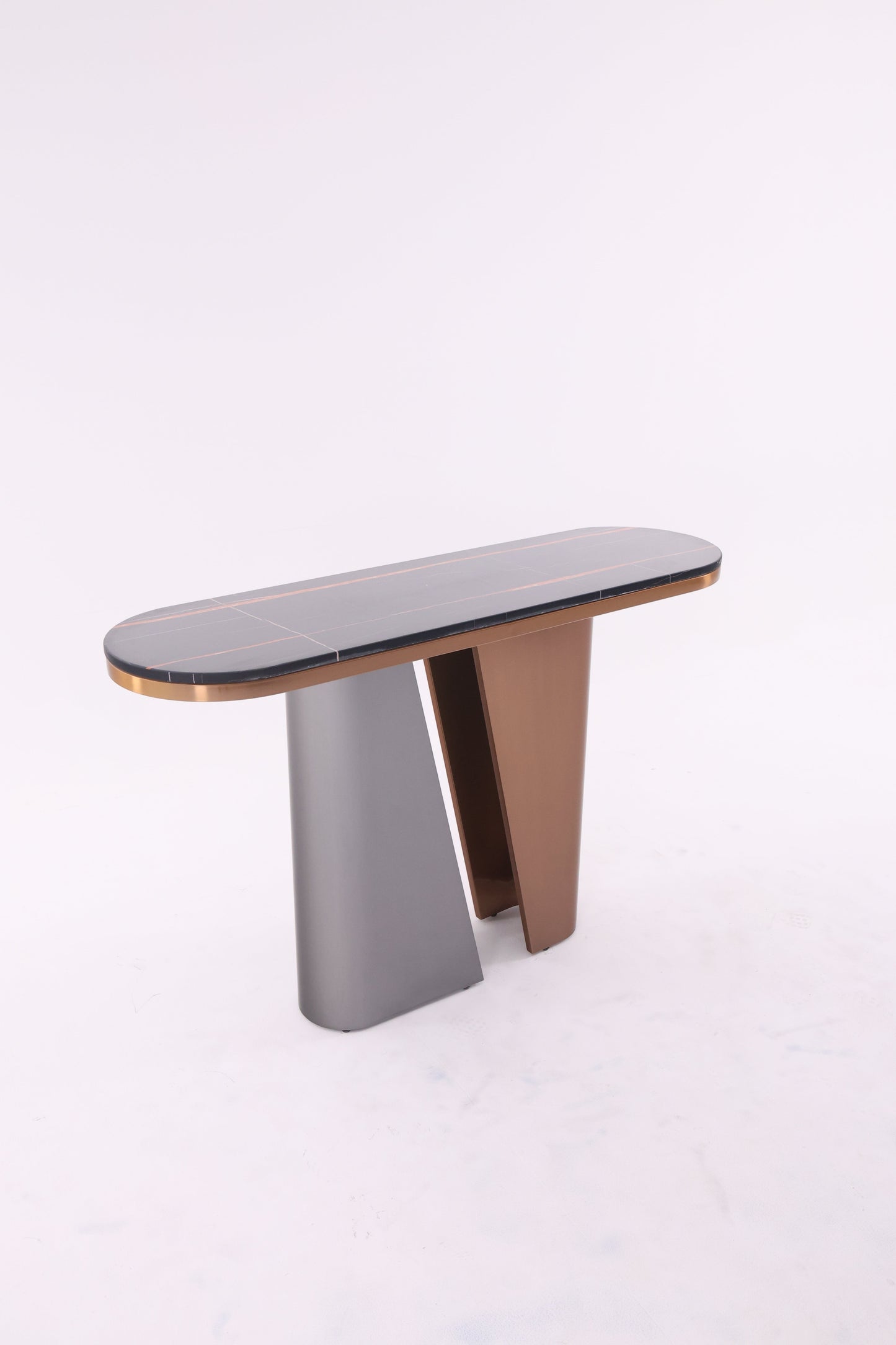 Console design en marbre avec socle en métal traité. Élégance moderne, lignes épurées, idéale pour un intérieur contemporain.