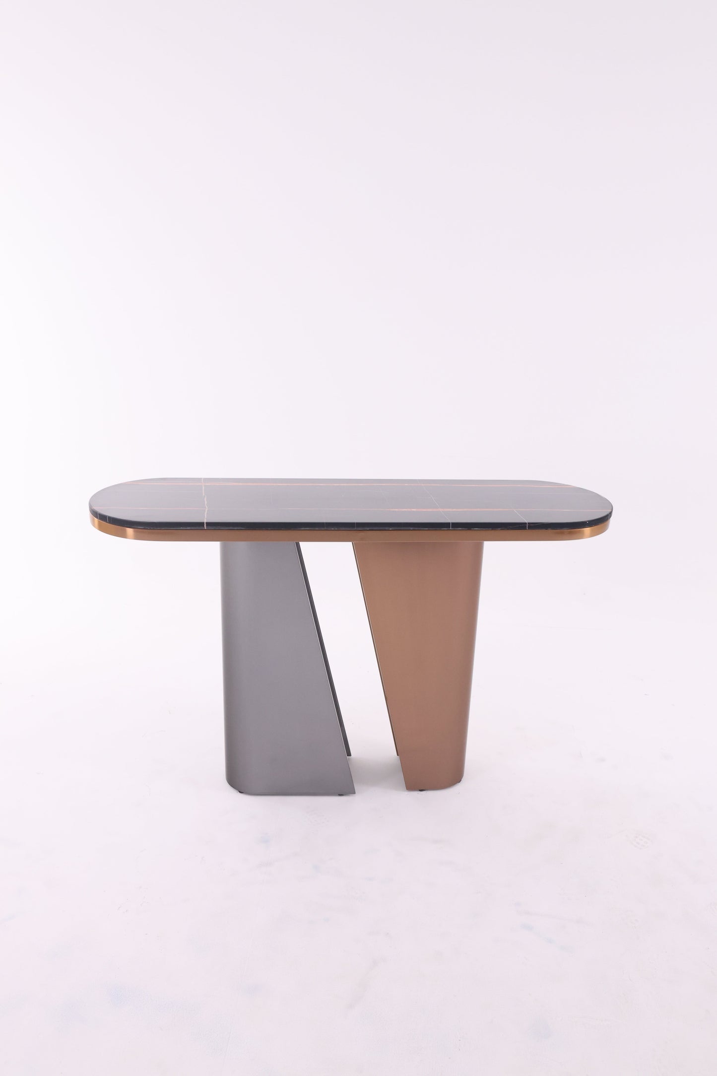 Console design en marbre avec socle en métal traité. Élégance moderne, lignes épurées, idéale pour un intérieur contemporain.
