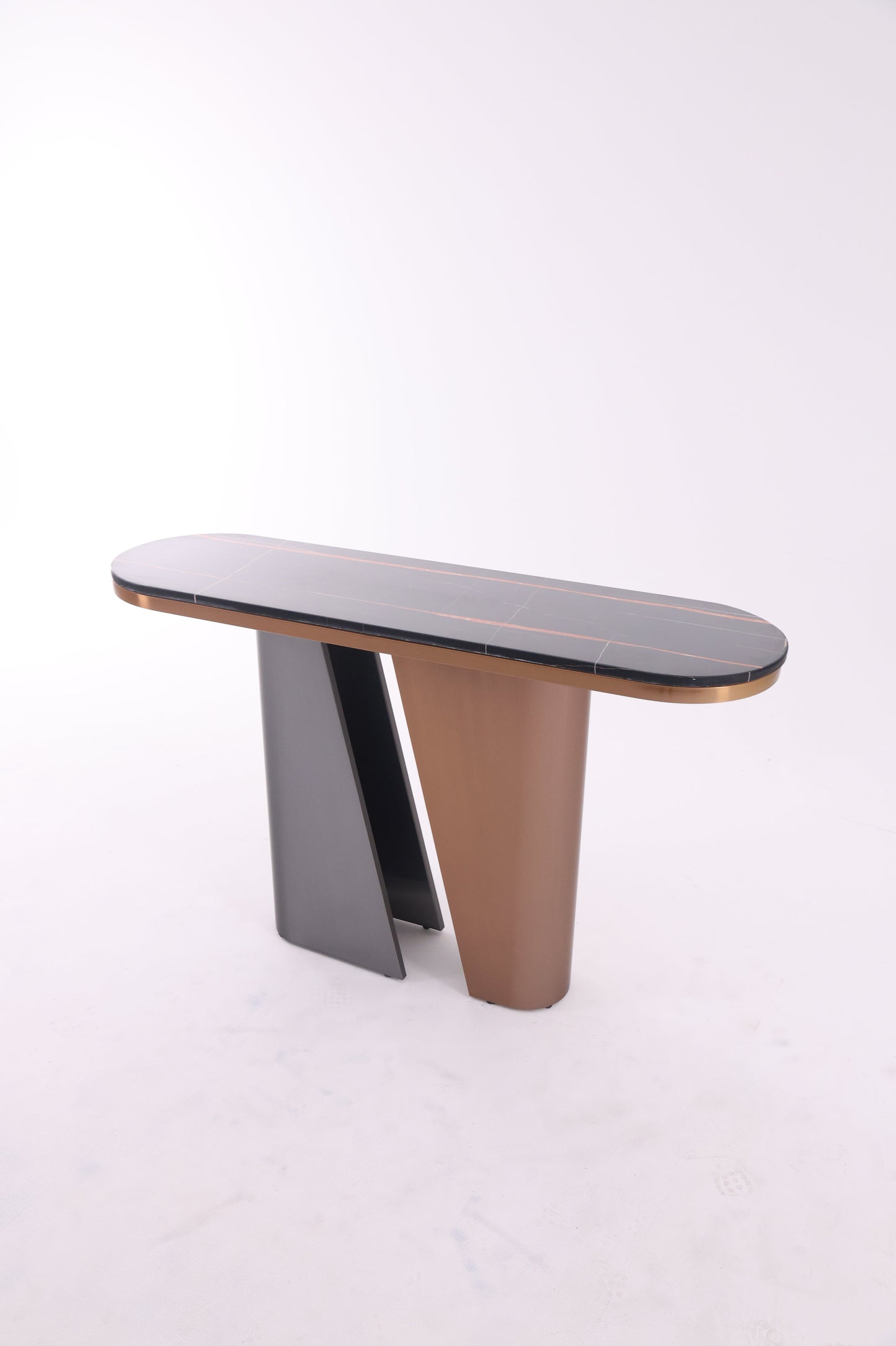 Console design en marbre avec socle en métal traité. Élégance moderne, lignes épurées, idéale pour un intérieur contemporain.