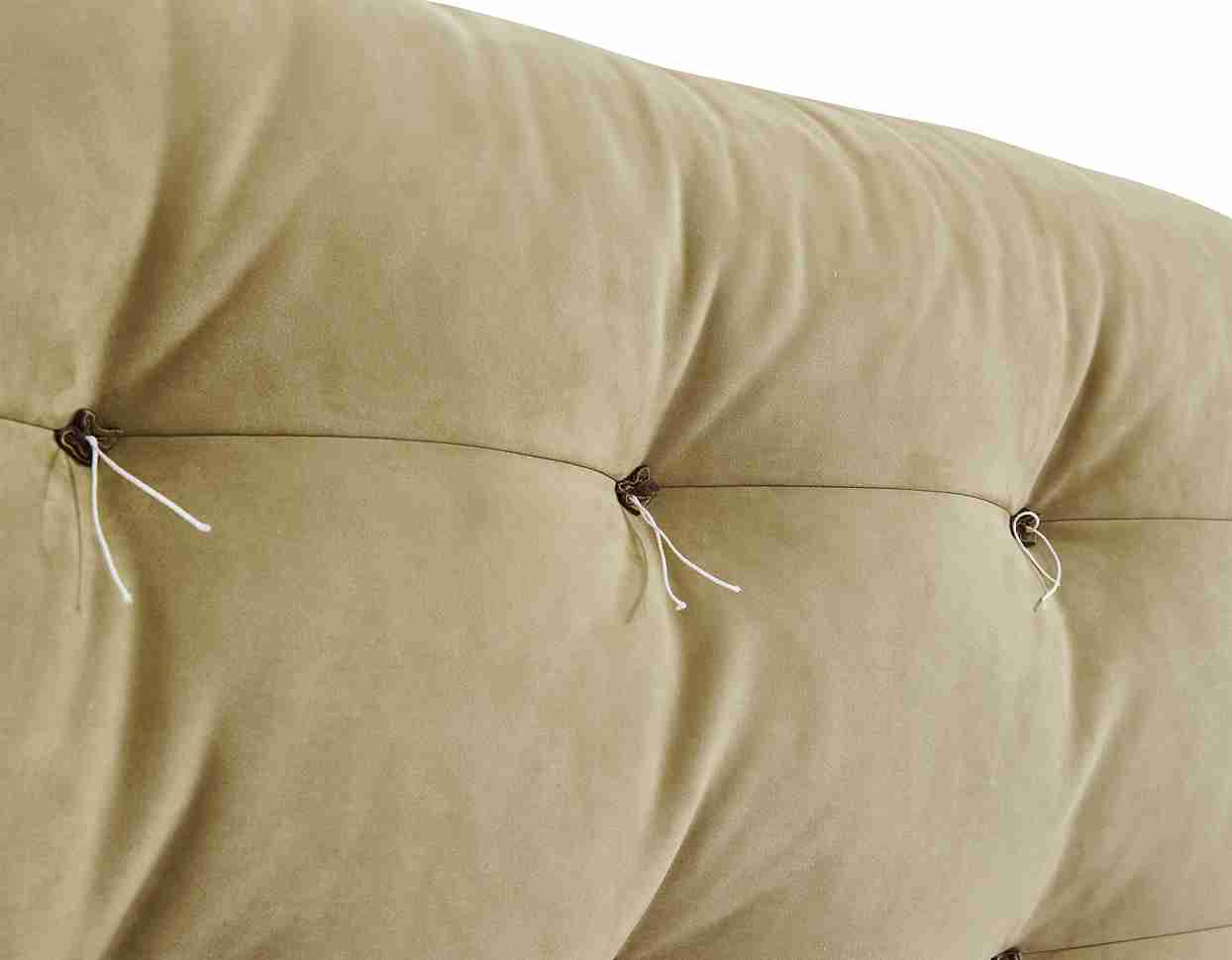 Lit italien moderne au design épuré et élégant, fabriqué avec des matériaux de haute qualité pour un confort optimal. Idéal pour transformer votre chambre en un espace chic et contemporain.
