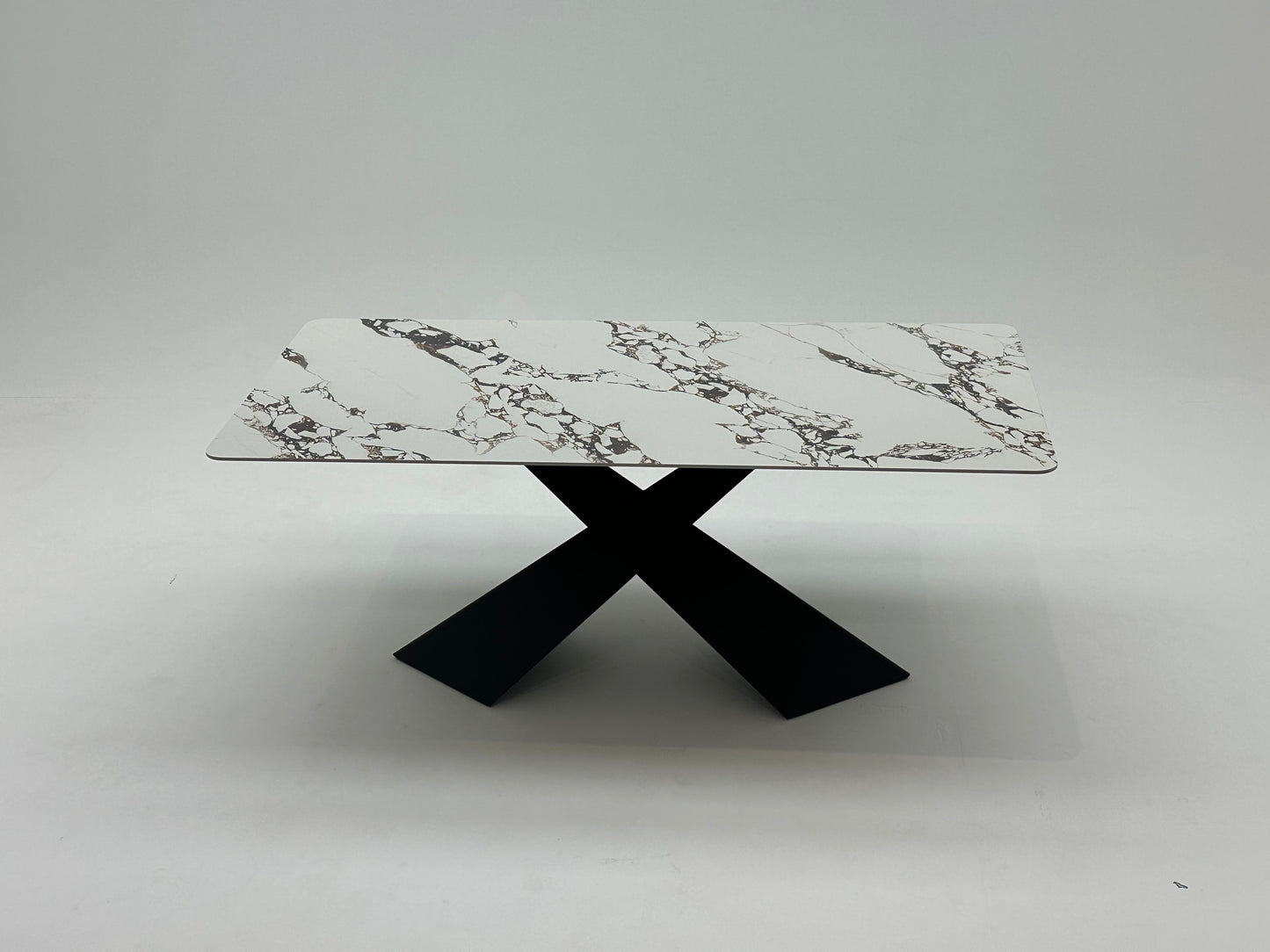 Table à manger rectangulaire en céramique et métal traité, offrant un design élégant et moderne pour une salle à manger raffinée et durable