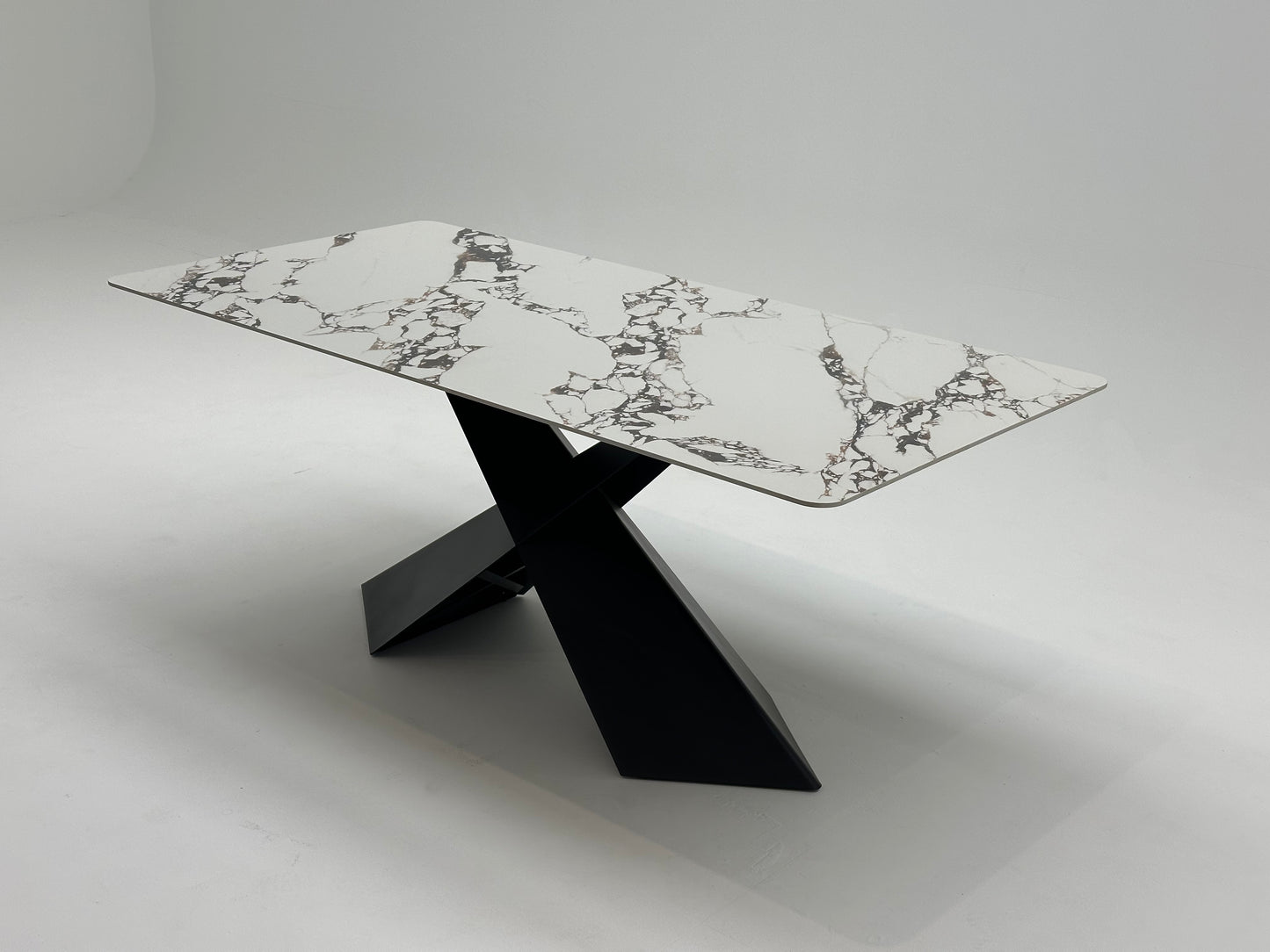 Table à manger rectangulaire en céramique et métal traité, offrant un design élégant et moderne pour une salle à manger raffinée et durable