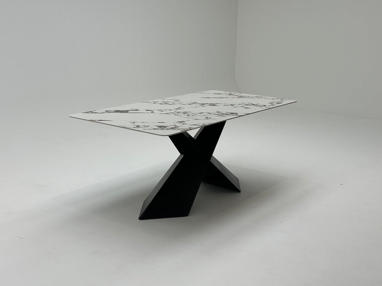 Table à manger rectangulaire en céramique et métal traité, offrant un design élégant et moderne pour une salle à manger raffinée et durable