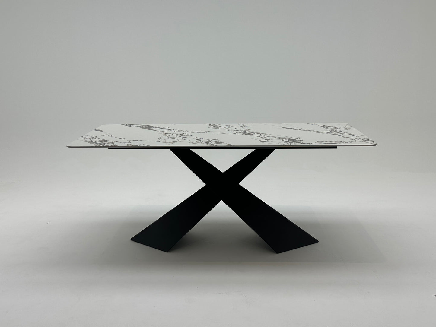 Table à manger rectangulaire en céramique et métal traité, offrant un design élégant et moderne pour une salle à manger raffinée et durable