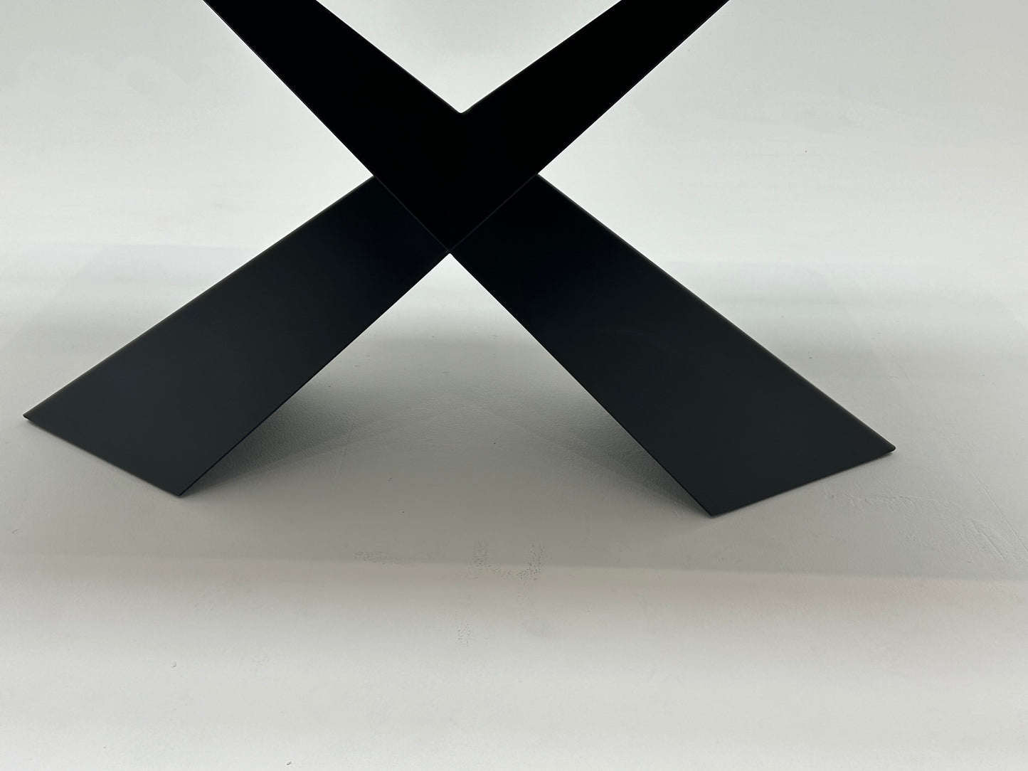 Table à manger rectangulaire en céramique et métal traité, offrant un design élégant et moderne pour une salle à manger raffinée et durable