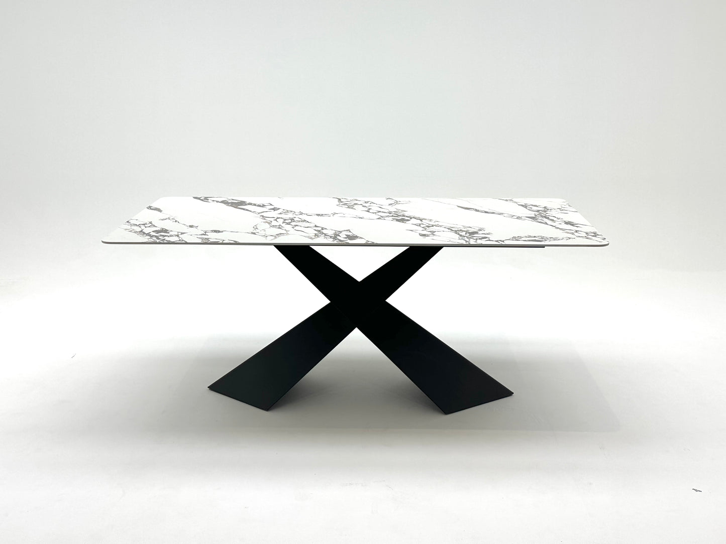 Table à manger rectangulaire en céramique et métal traité, offrant un design élégant et moderne pour une salle à manger raffinée et durable