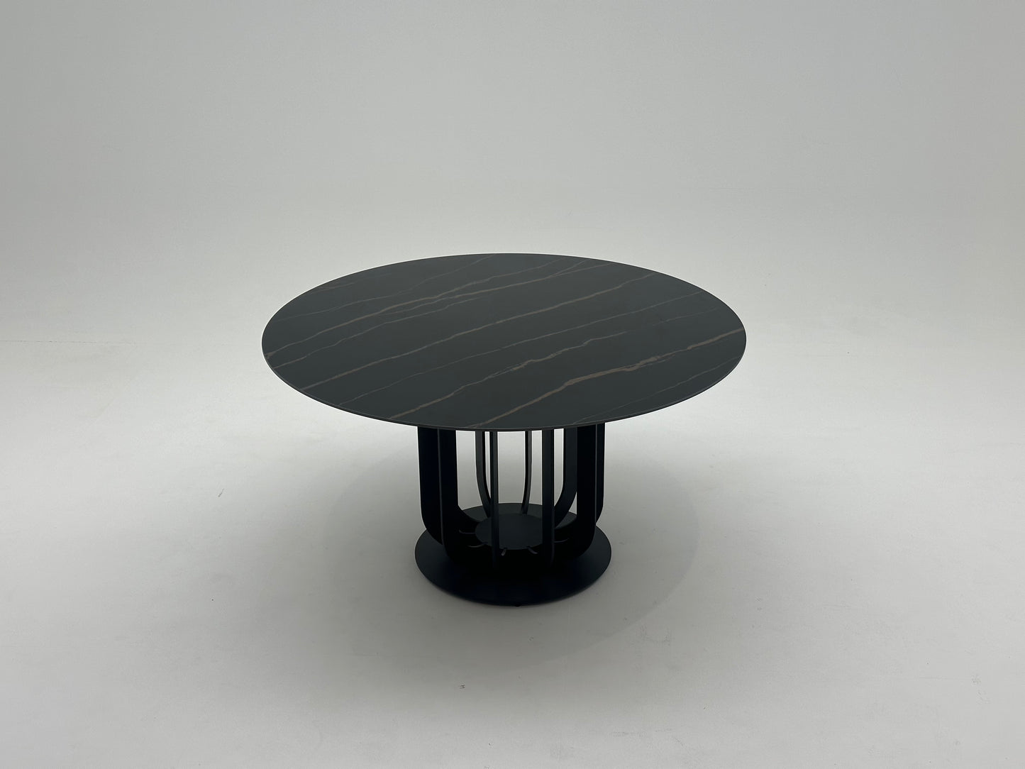 Table à manger ronde en céramique et métal traité, offrant un design élégant et moderne pour une salle à manger raffinée et durable