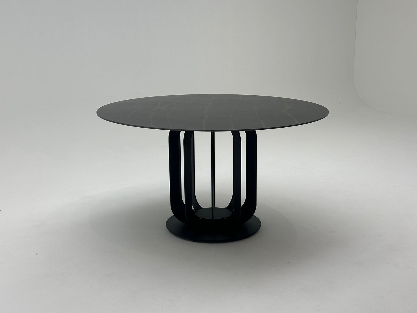 Table à manger ronde en céramique et métal traité, offrant un design élégant et moderne pour une salle à manger raffinée et durable
