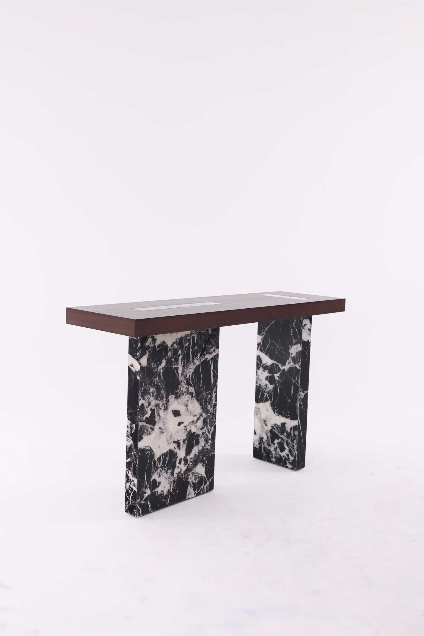 Console rectangulaire avec plateau en bois naturel et base en marbre massif, au style élégant et contemporain.