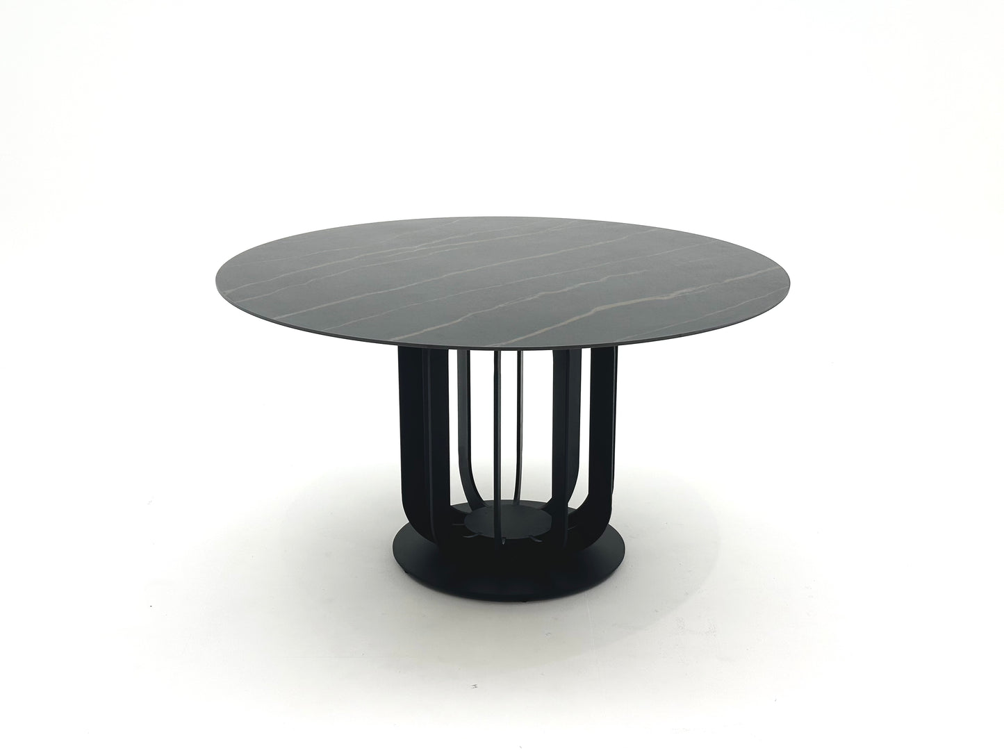 Table à manger ronde en céramique et métal traité, offrant un design élégant et moderne pour une salle à manger raffinée et durable