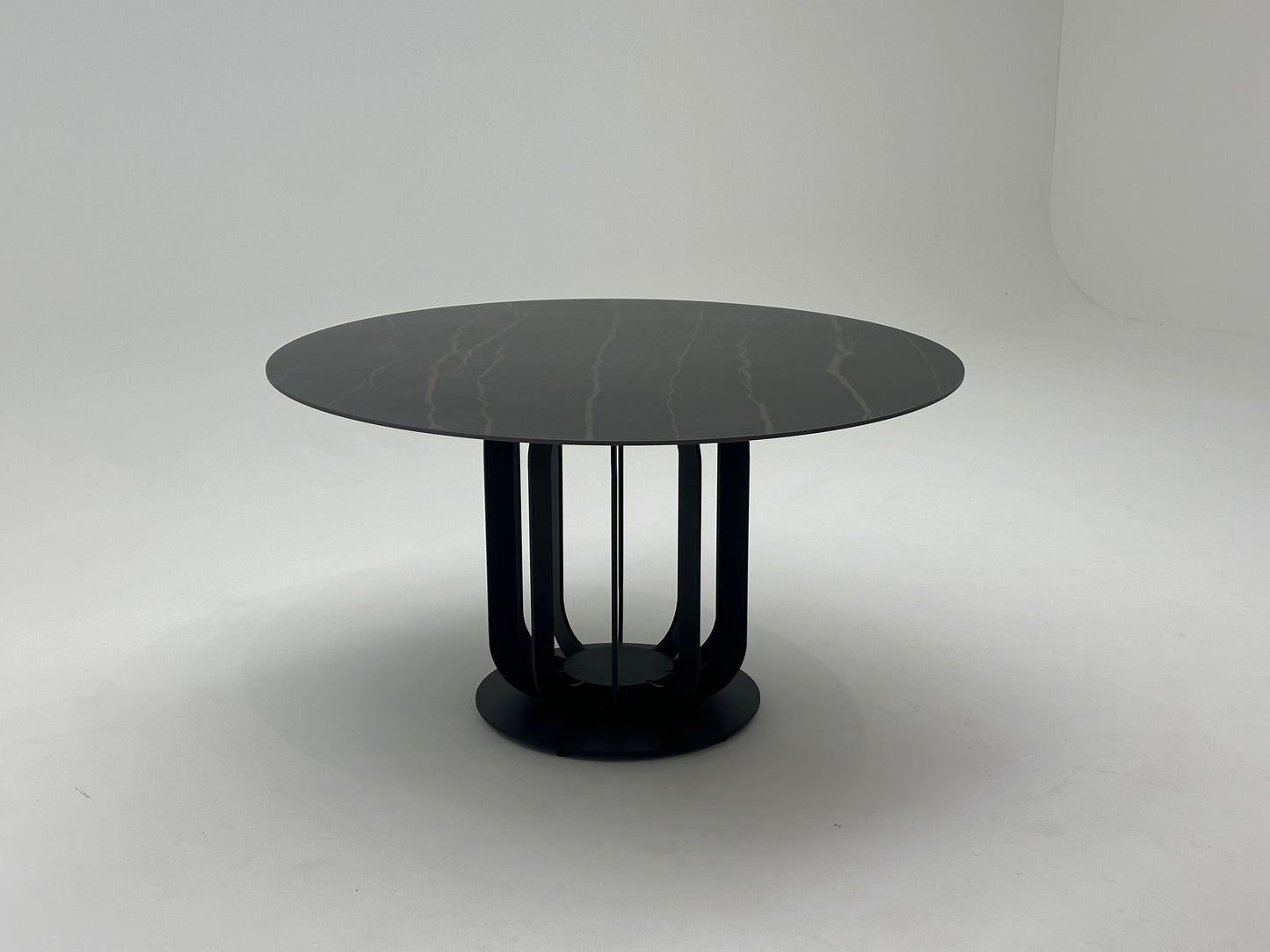 Table à manger ronde en céramique et métal traité, offrant un design élégant et moderne pour une salle à manger raffinée et durable