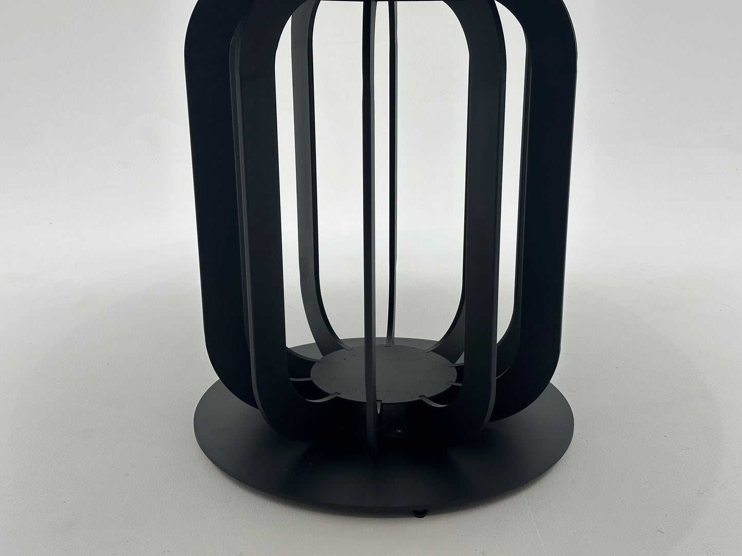 Table à manger ronde en céramique et métal traité, offrant un design élégant et moderne pour une salle à manger raffinée et durable