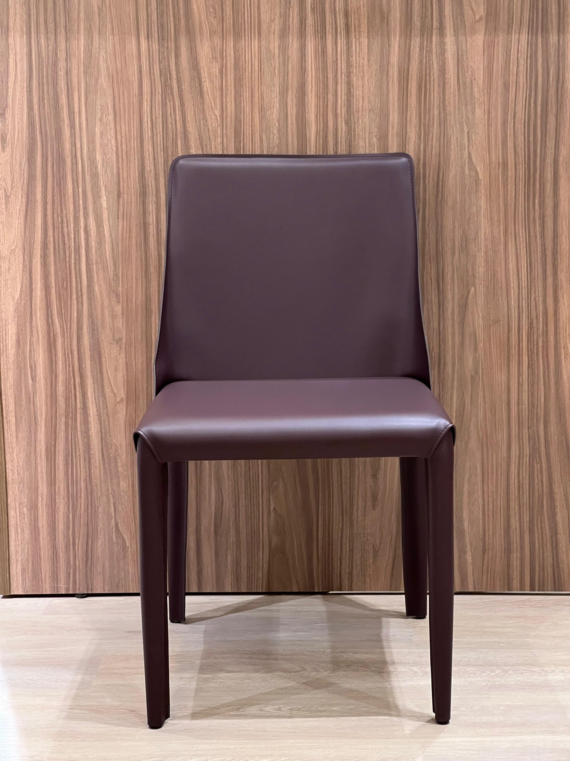 chaise de design élégant cuir confortable, apportant une note moderne et sophistiquée à votre intérieur.