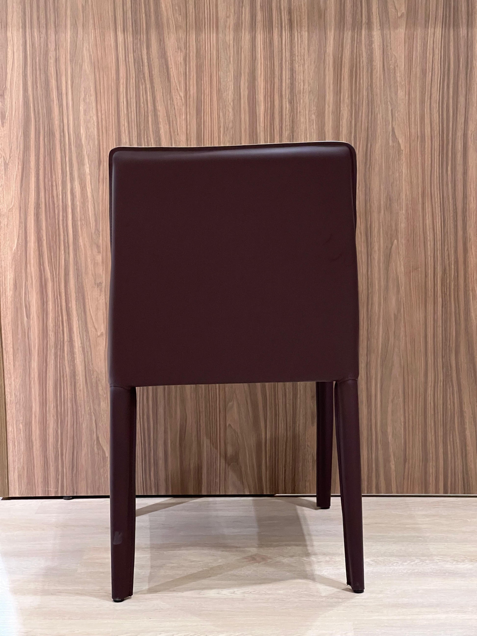 chaise de design élégant cuir confortable, apportant une note moderne et sophistiquée à votre intérieur.