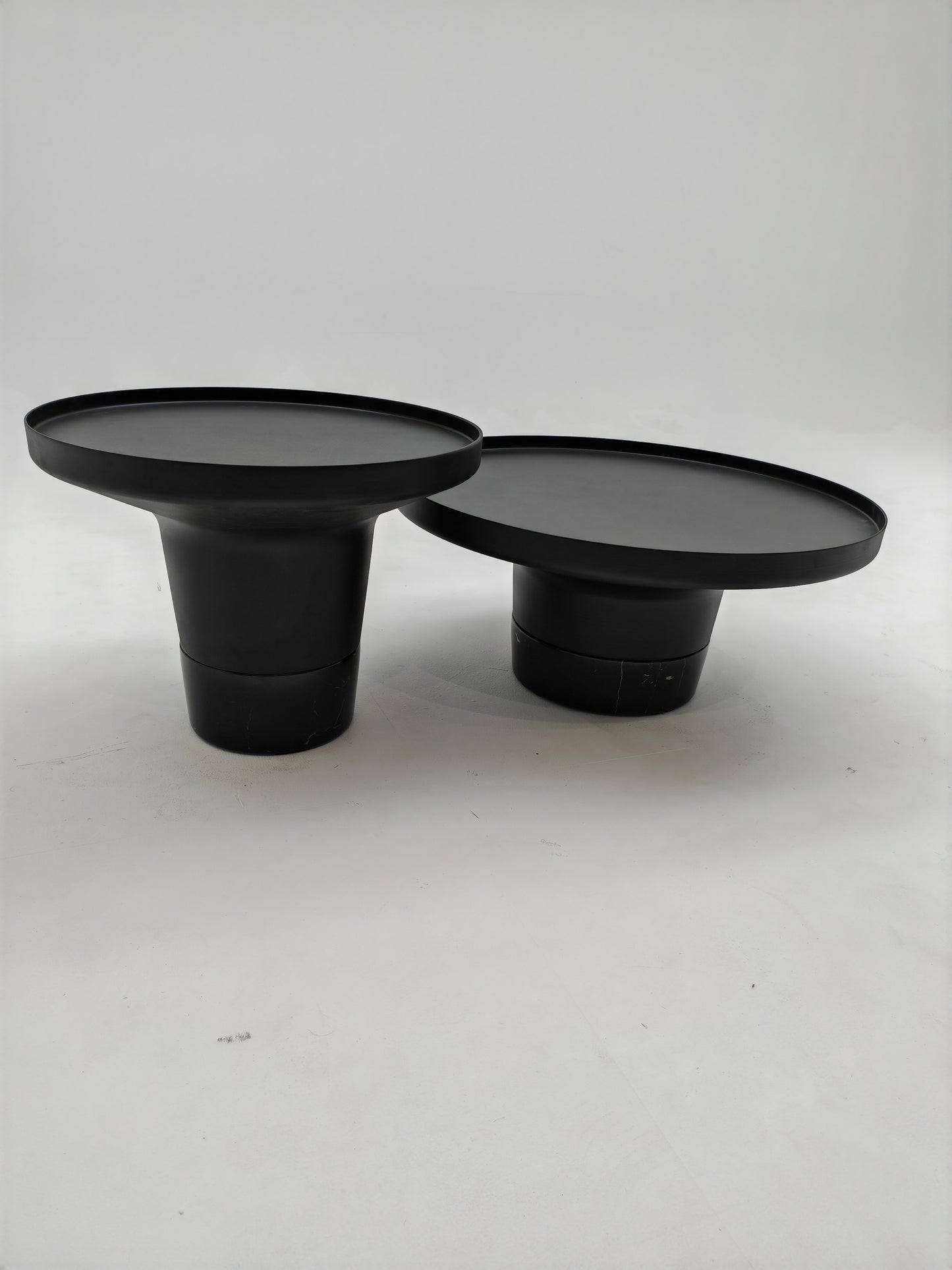 Apportez du style à votre salon avec ce duo de tables basses rondes au design moderne.