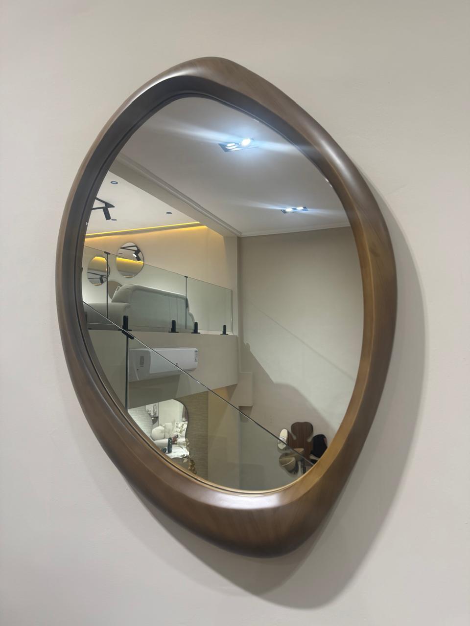 Miroir design forme organique avec cadre en bois moderne