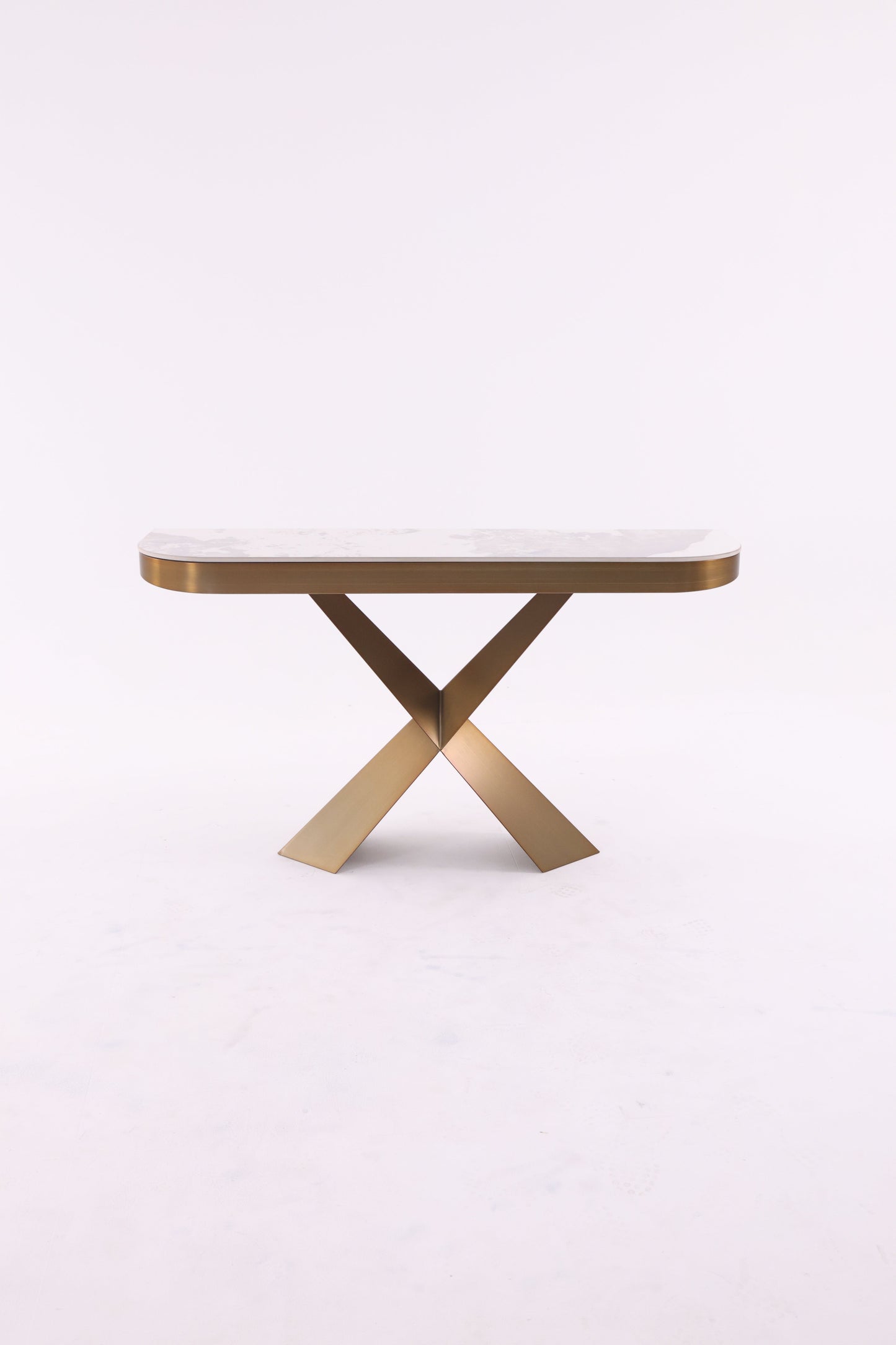 Console moderne avec plateau en marbre et piètement croisé en métal traité, design élégant et géométrique.