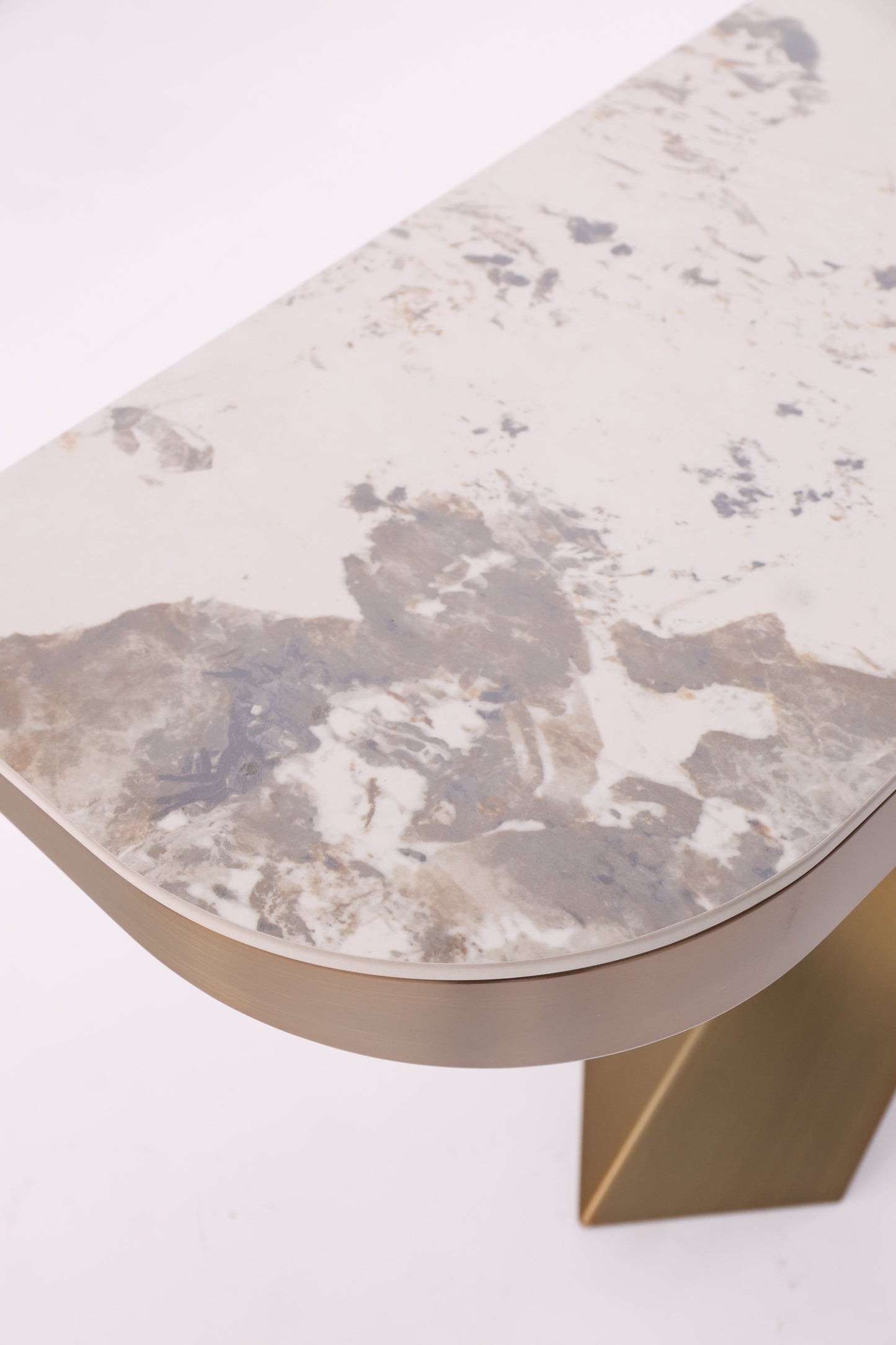 Console moderne avec plateau en marbre et piètement croisé en métal traité, design élégant et géométrique.