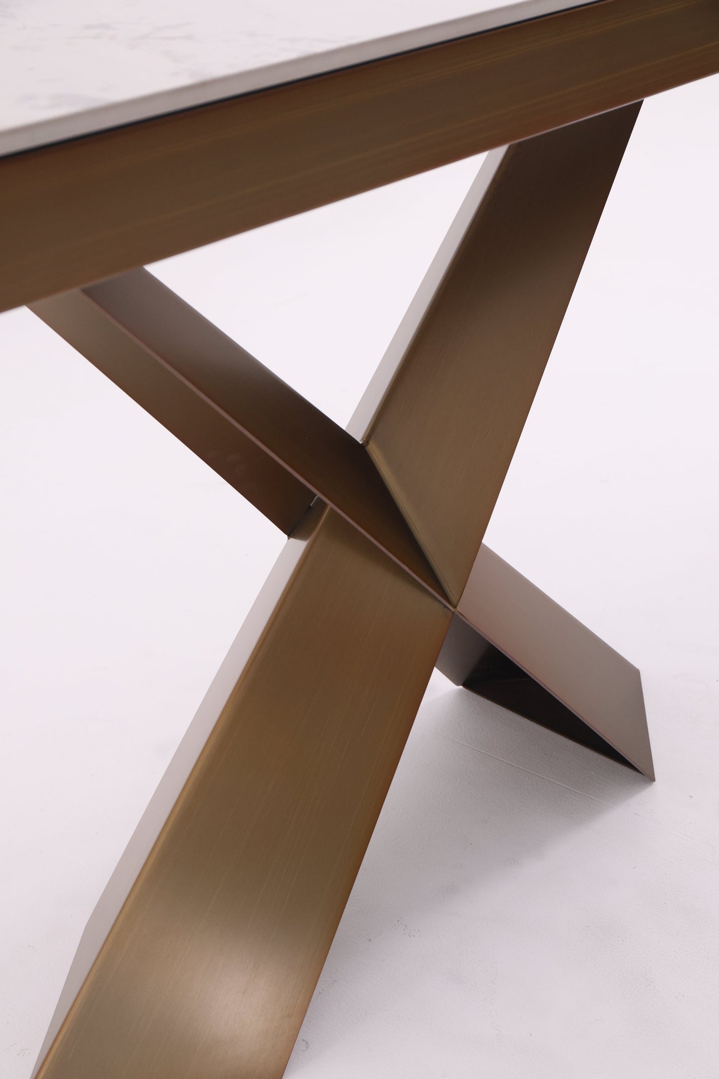 Console moderne avec plateau en marbre et piètement croisé en métal traité, design élégant et géométrique.