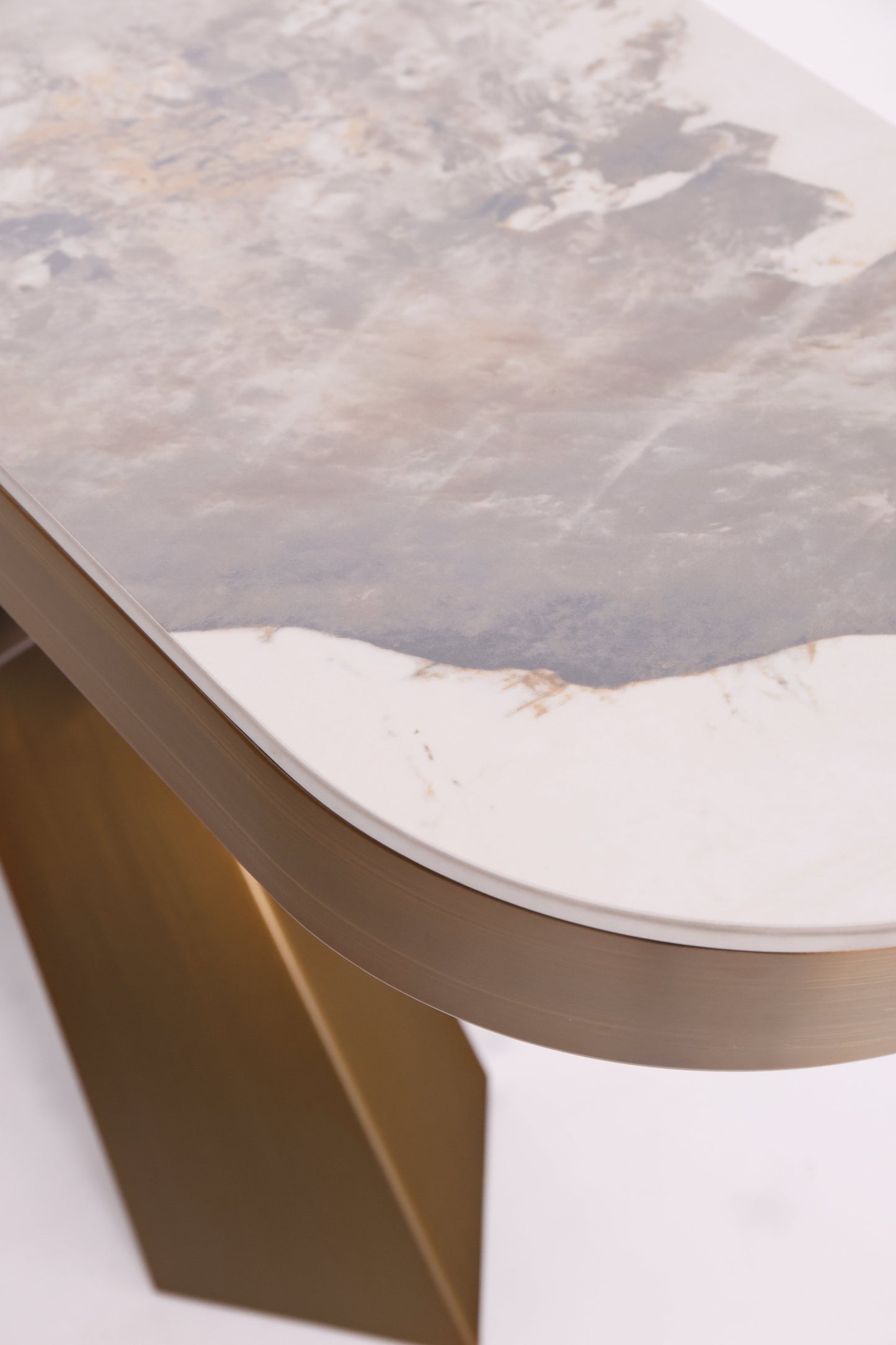 Console moderne avec plateau en marbre et piètement croisé en métal traité, design élégant et géométrique.