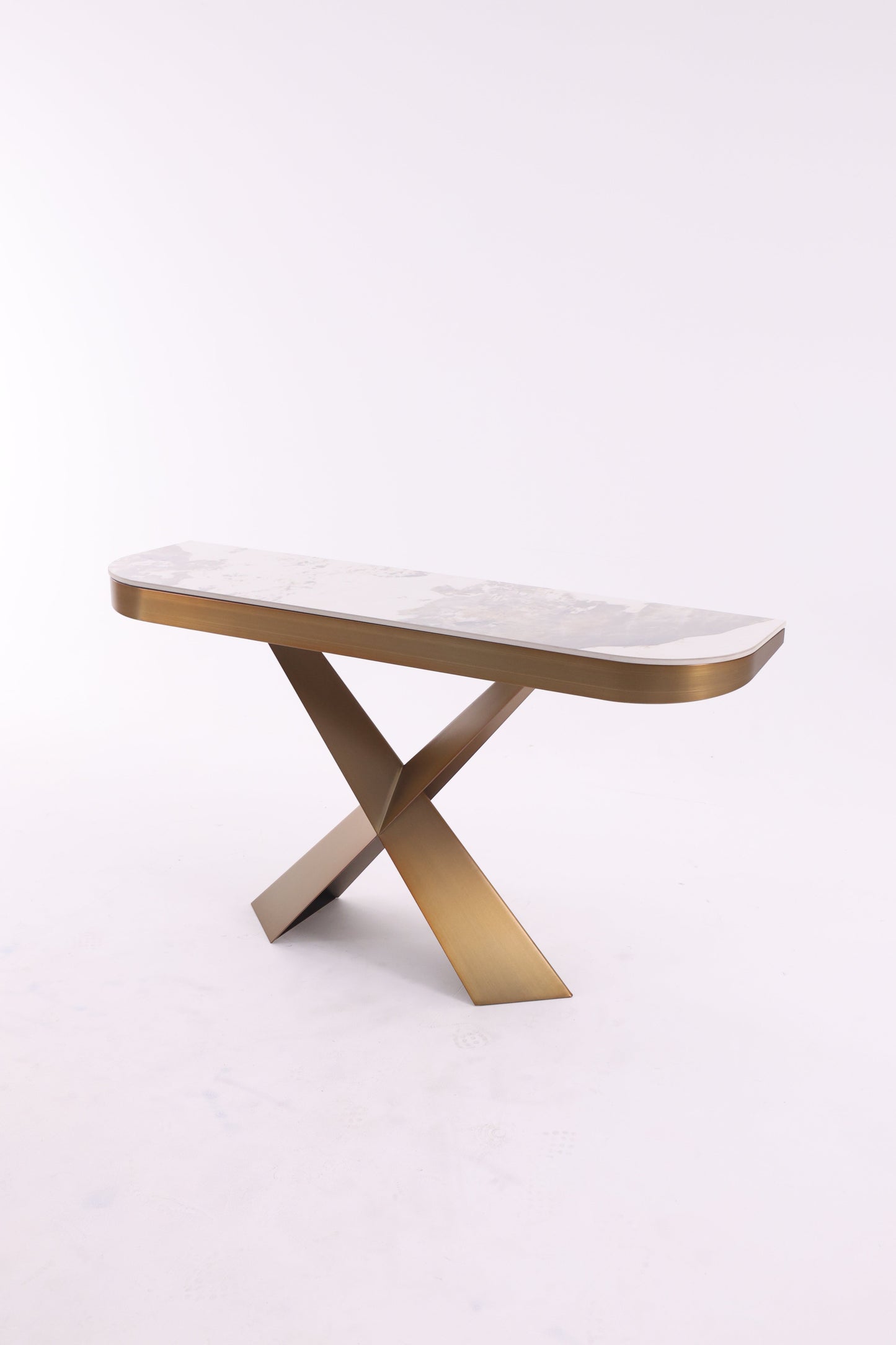 Console moderne avec plateau en marbre et piètement croisé en métal traité, design élégant et géométrique.