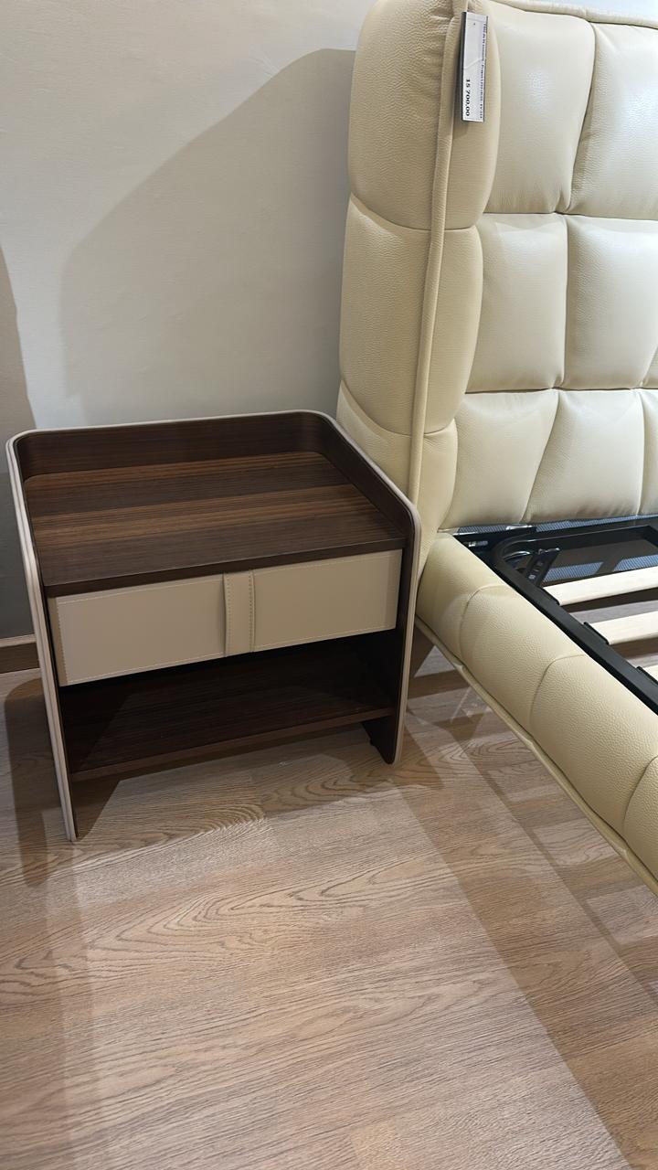 Table de chevet moderne avec un tiroir et une niche ouverte, finition bois foncé