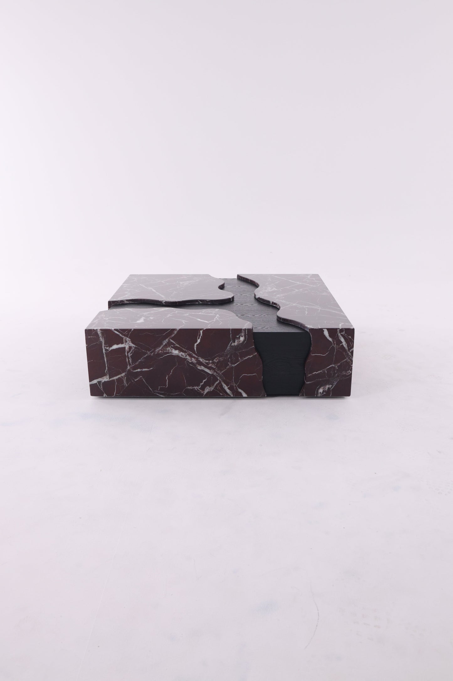 Table basse carrée en marbre avec structure en bois massif, design élégant et naturel.