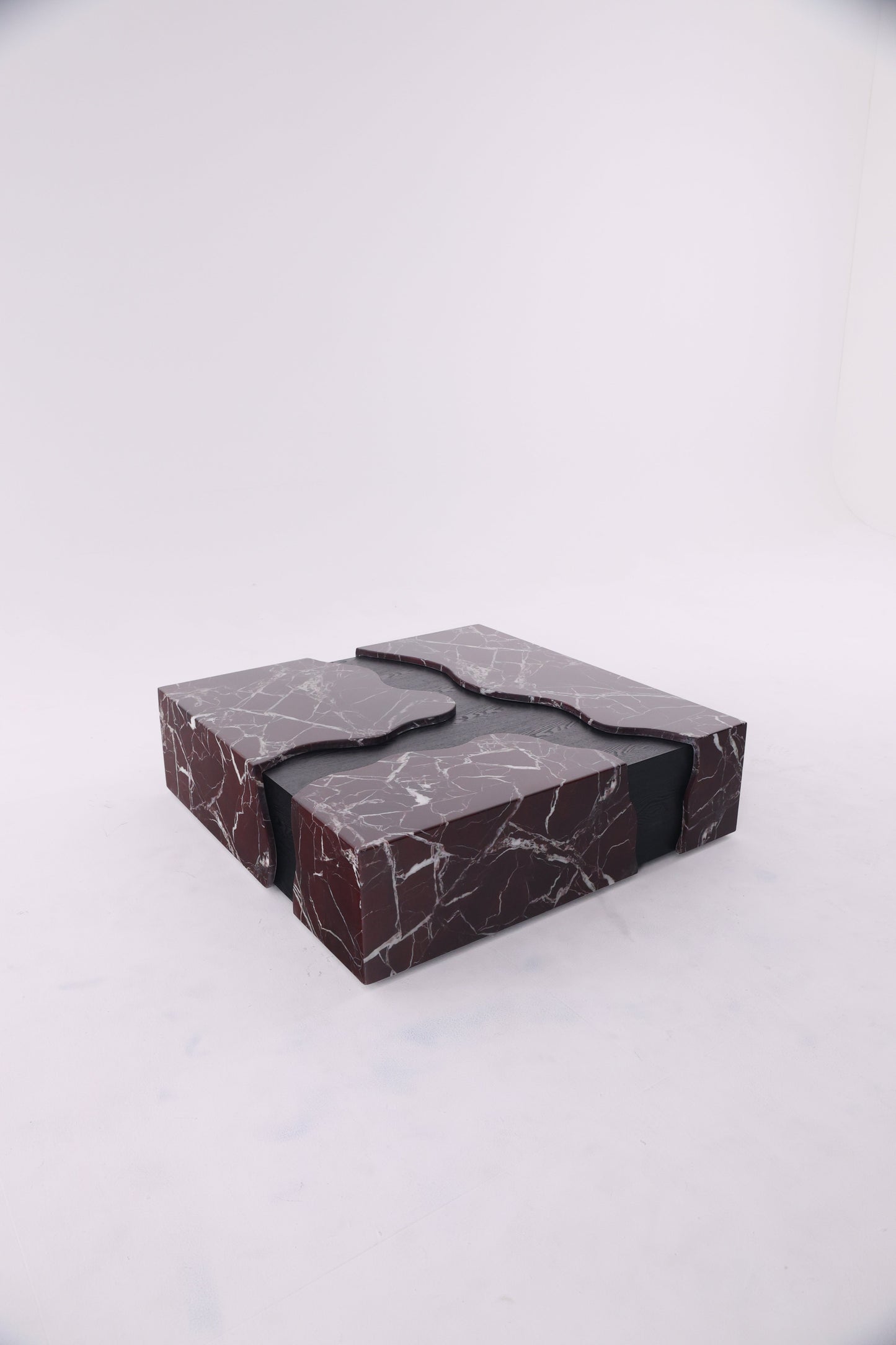 Table basse carrée en marbre avec structure en bois massif, design élégant et naturel.