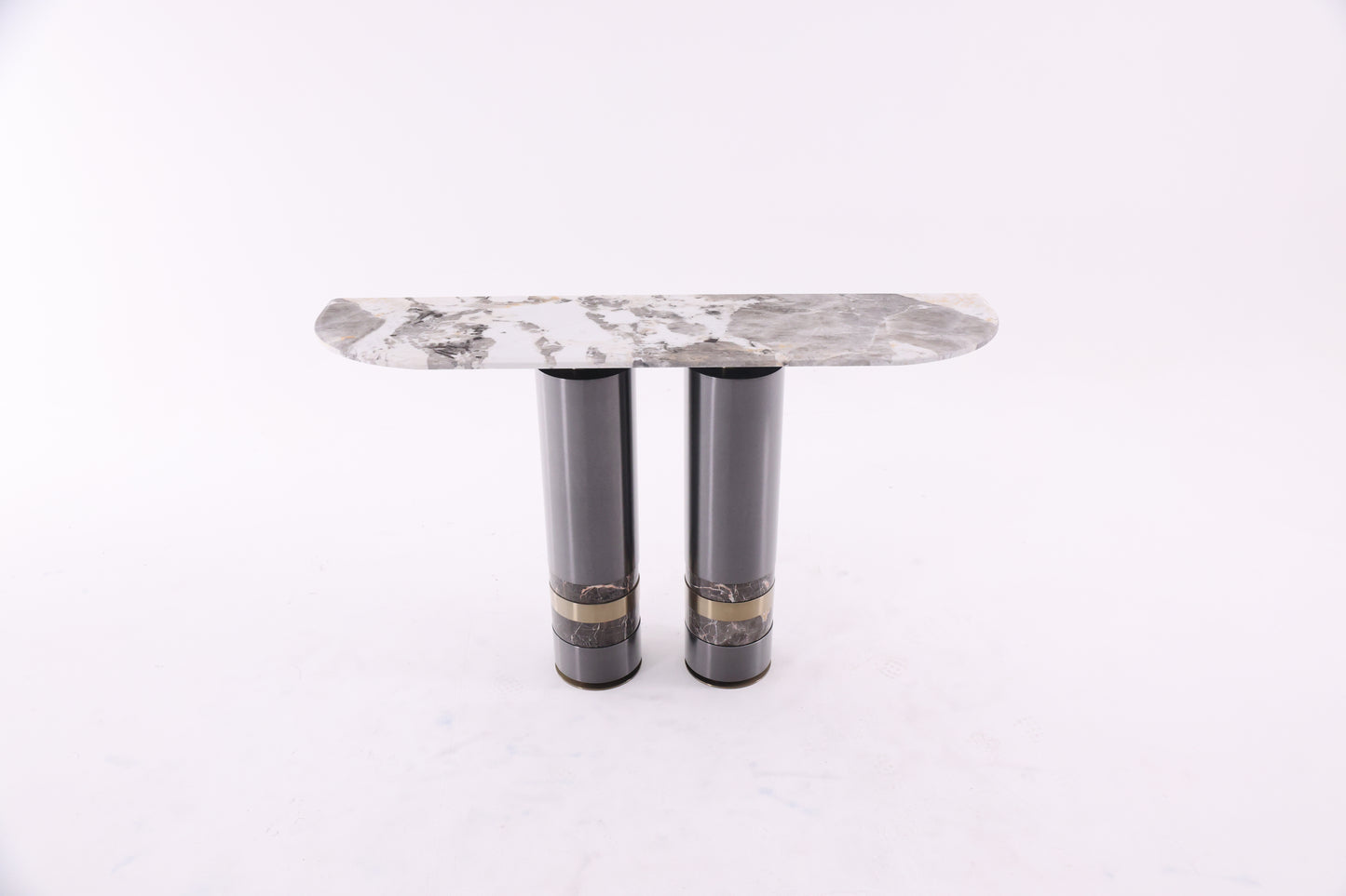 Alliance élégante du marbre naturel et d’une structure en métal argenté. Un design épuré et raffiné pour sublimer votre intérieur.