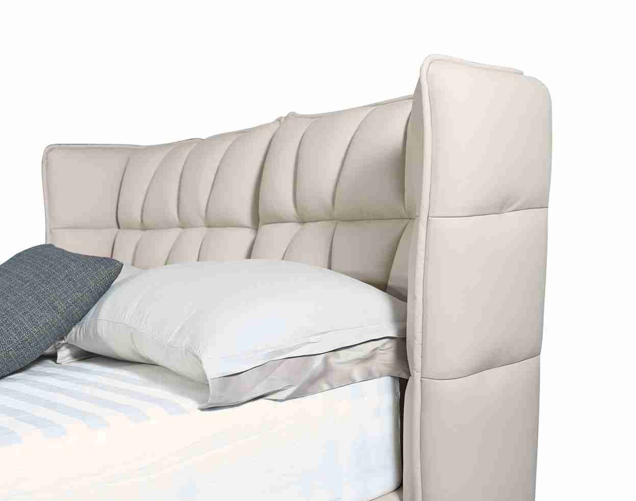 Lit en cuir de luxe au design moderne, offrant confort et élégance pour une chambre raffinée. Revêtement haut de gamme et cadre robuste garantissent des nuits paisibles.