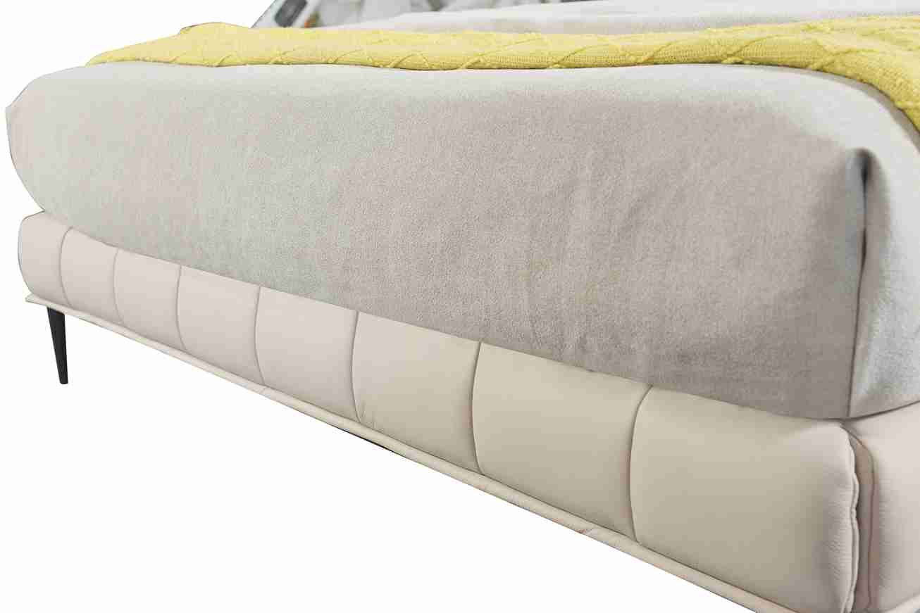 Lit en cuir de luxe au design moderne, offrant confort et élégance pour une chambre raffinée. Revêtement haut de gamme et cadre robuste garantissent des nuits paisibles.