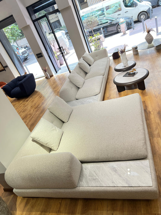 Confort généreux, lignes épurées et plateau en marbre intégré pour une touche chic et fonctionnelle. Parfait pour un intérieur moderne.