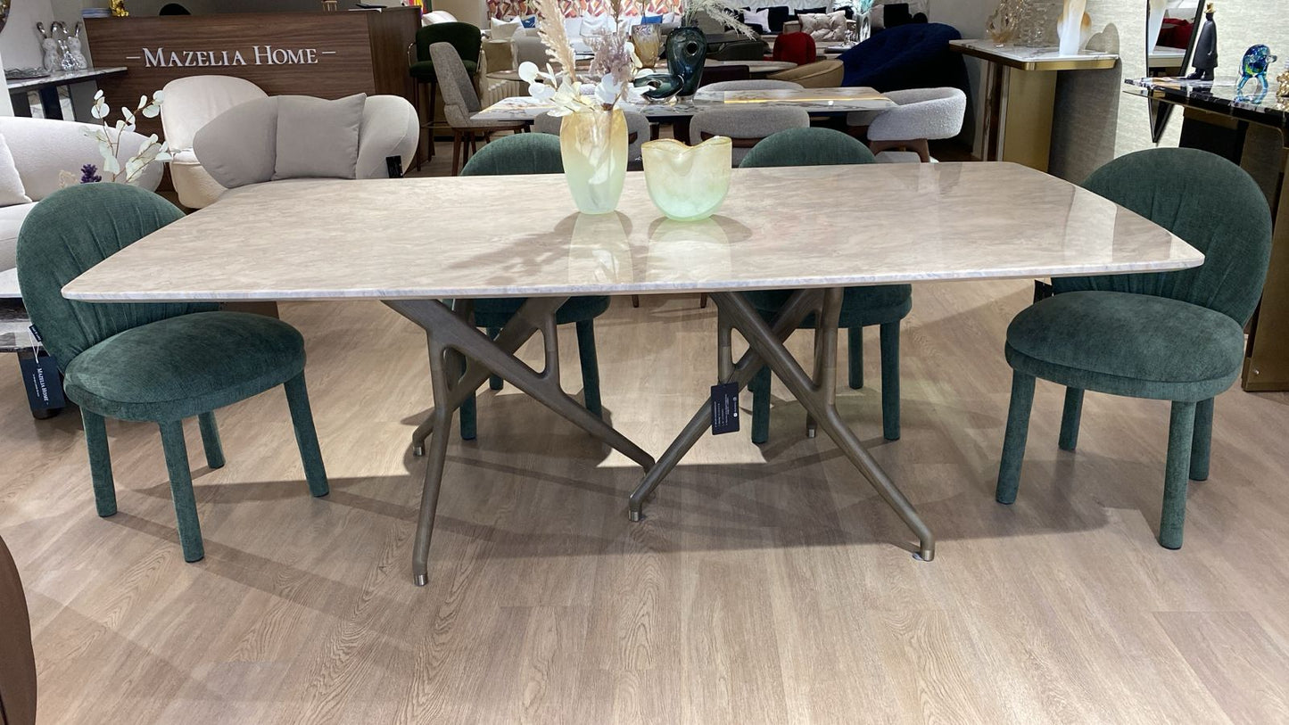 Table à manger moderne avec plateau en marbre clair et pieds design croisés,
