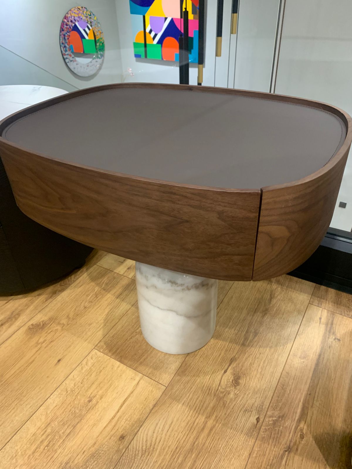 Table de chevet design en bois avec plateau arrondi et pied cylindrique effet marbre