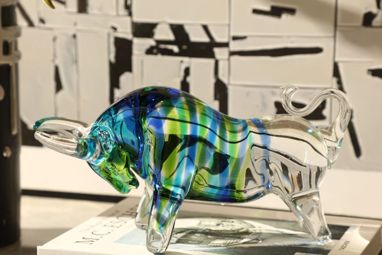 Sculpture taureau en verre soufflé bleu et vert sur base effet marbre noir, décoration moderne élégante