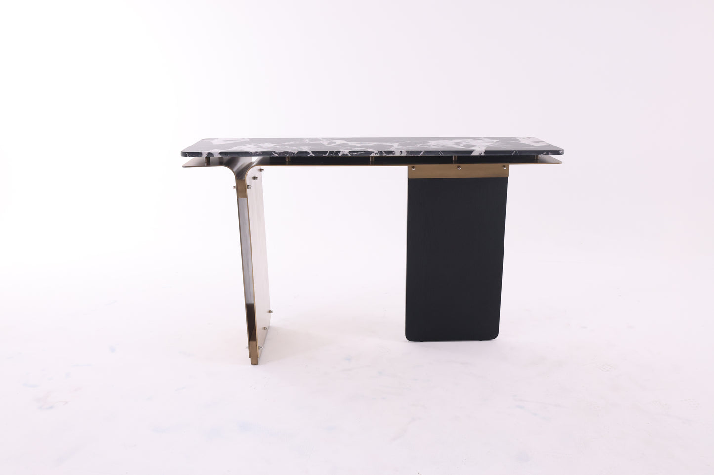 Console en marbre avec piétement asymétrique en métal traité et bois massif, design élégant et contemporain.